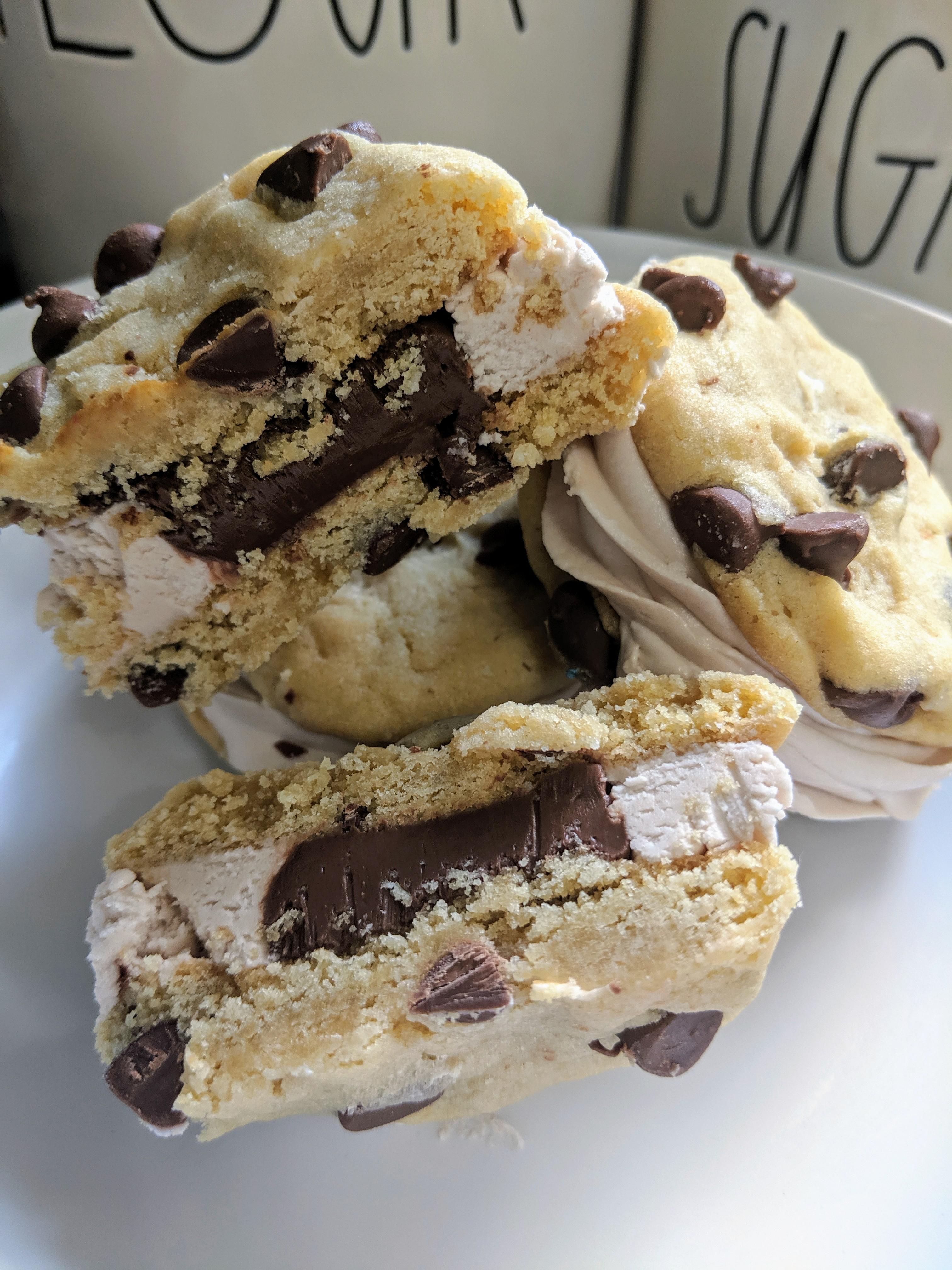 [Homemade] Chocolate chip cookies with Nutella buttercream and Nutella center food