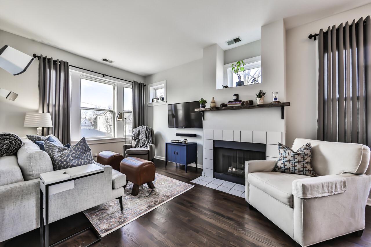 MCM Chicago living room in a one bedroom condo. r/malelivingspace