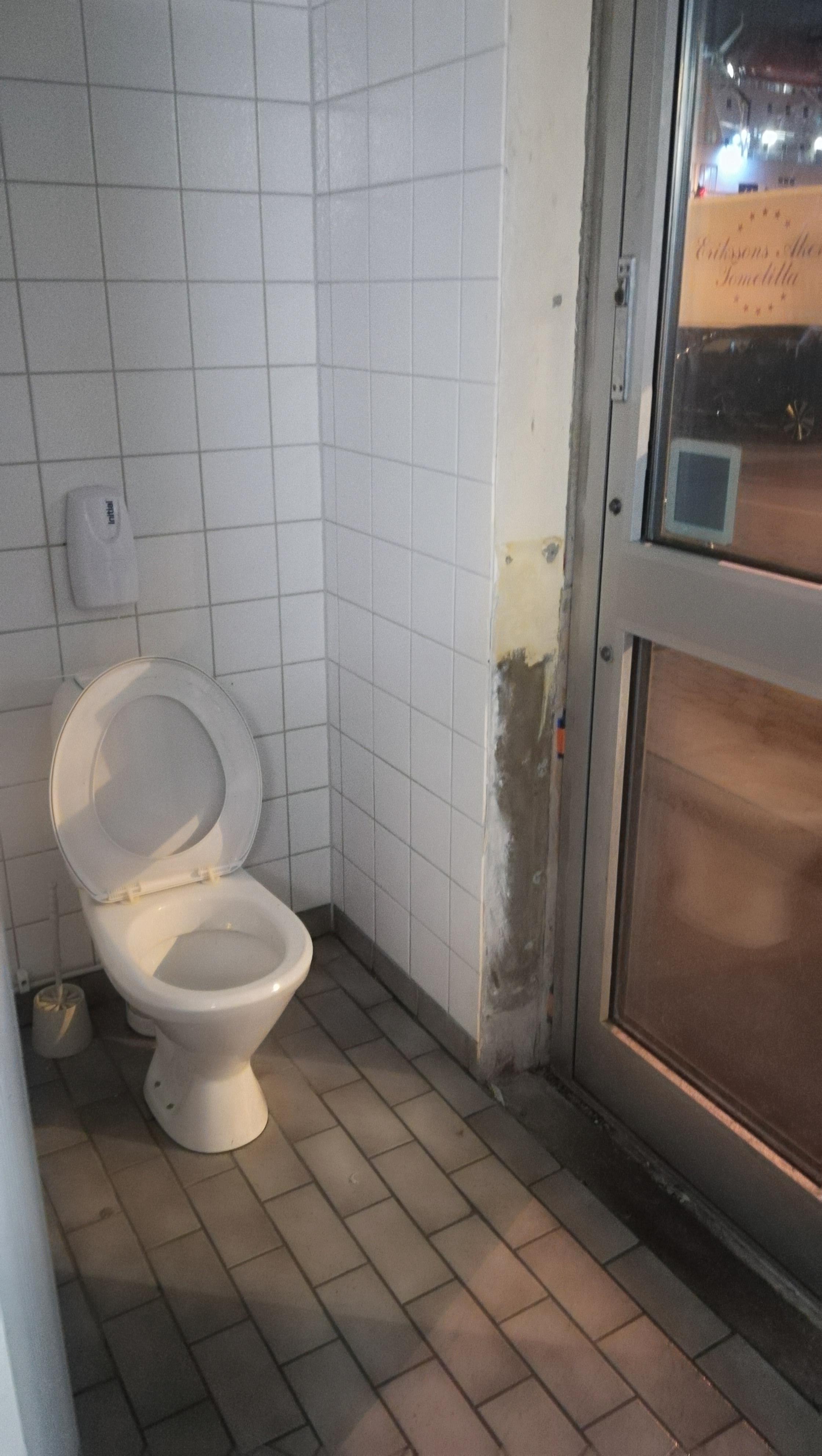 Toilet with harbour view r/CrappyDesign