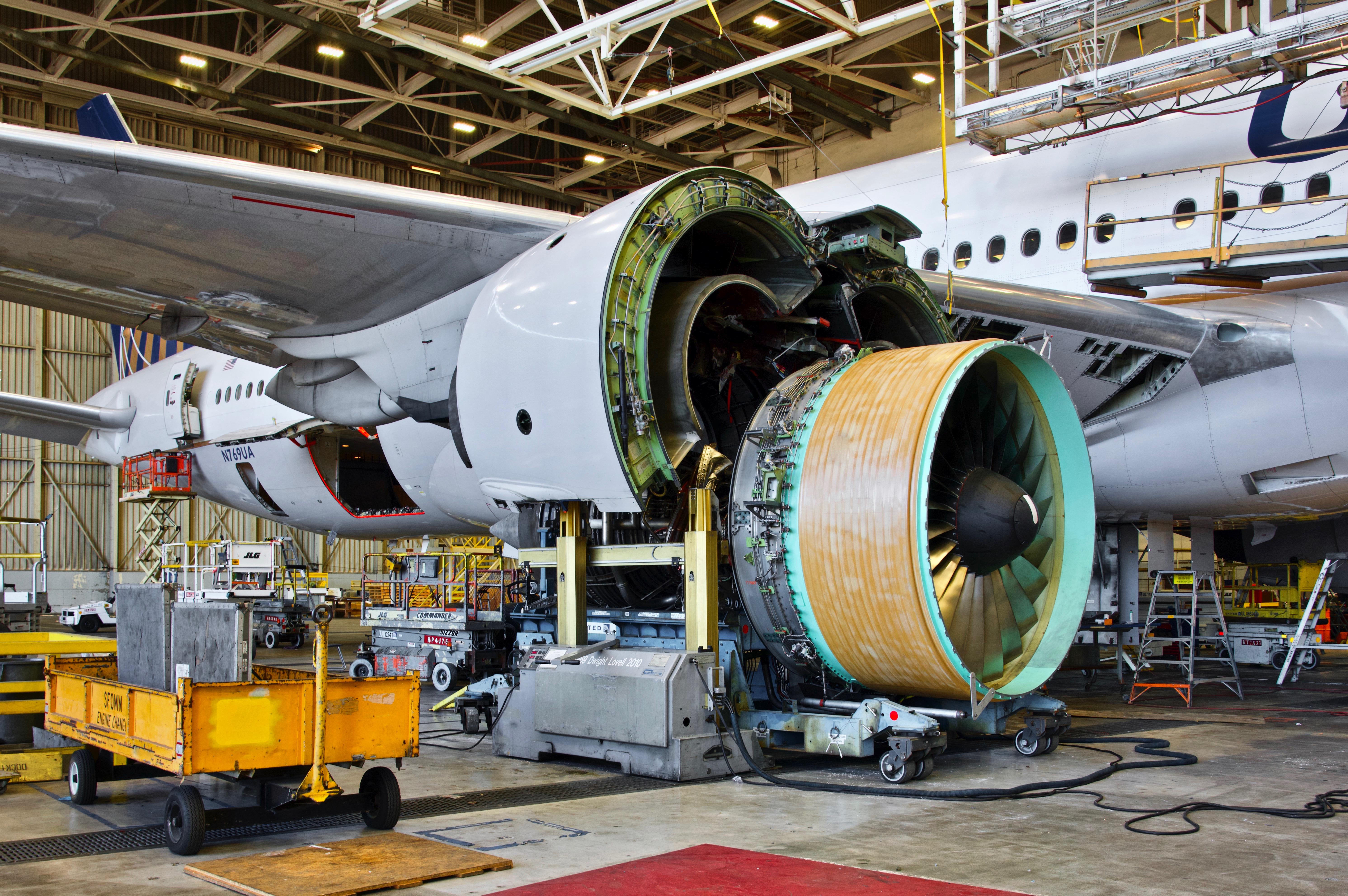 United Airlines 1995 Boeing 777-200 N769UA c/n 26921 PW4000 engine. San