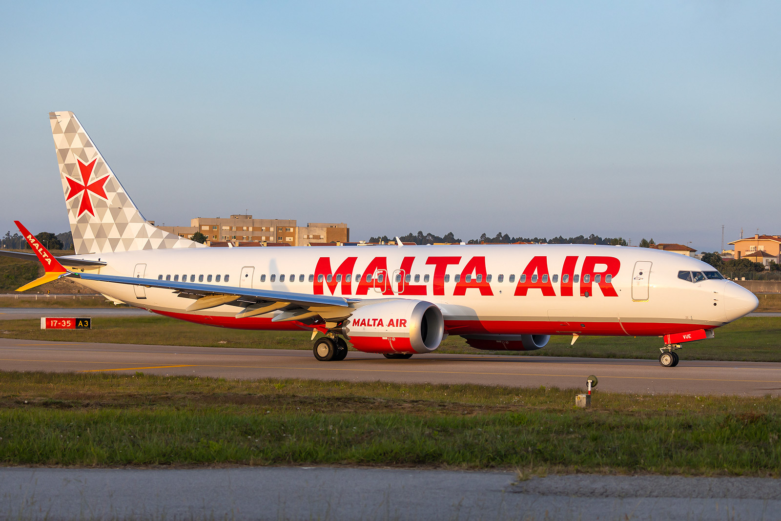 Malta Air Boeing 7378200 9HVUE at Porto Francisco Sá Carneiro Airport
