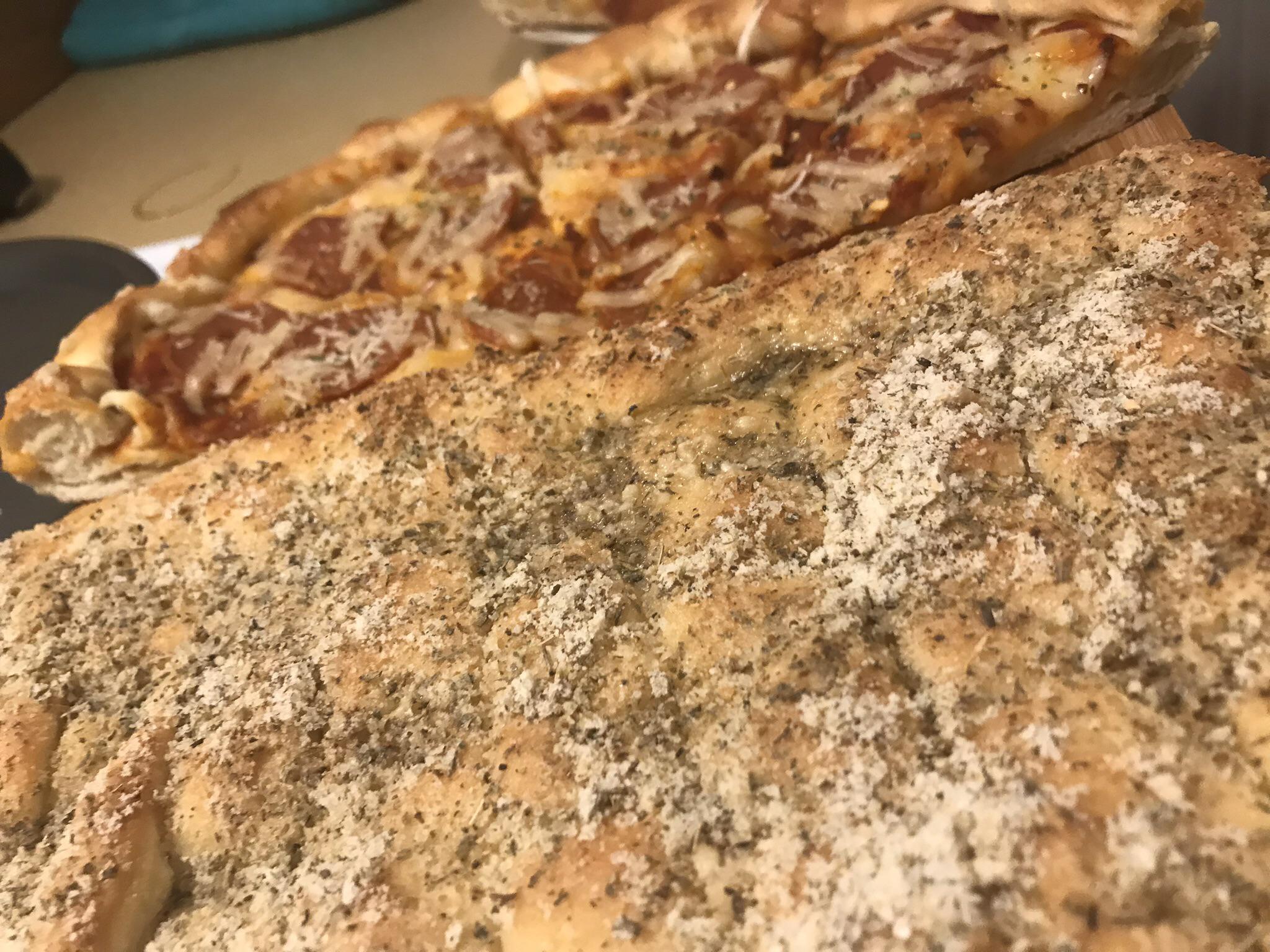 Homemade pizza and “Pizza Hut” bread sticks. r/VeganFood