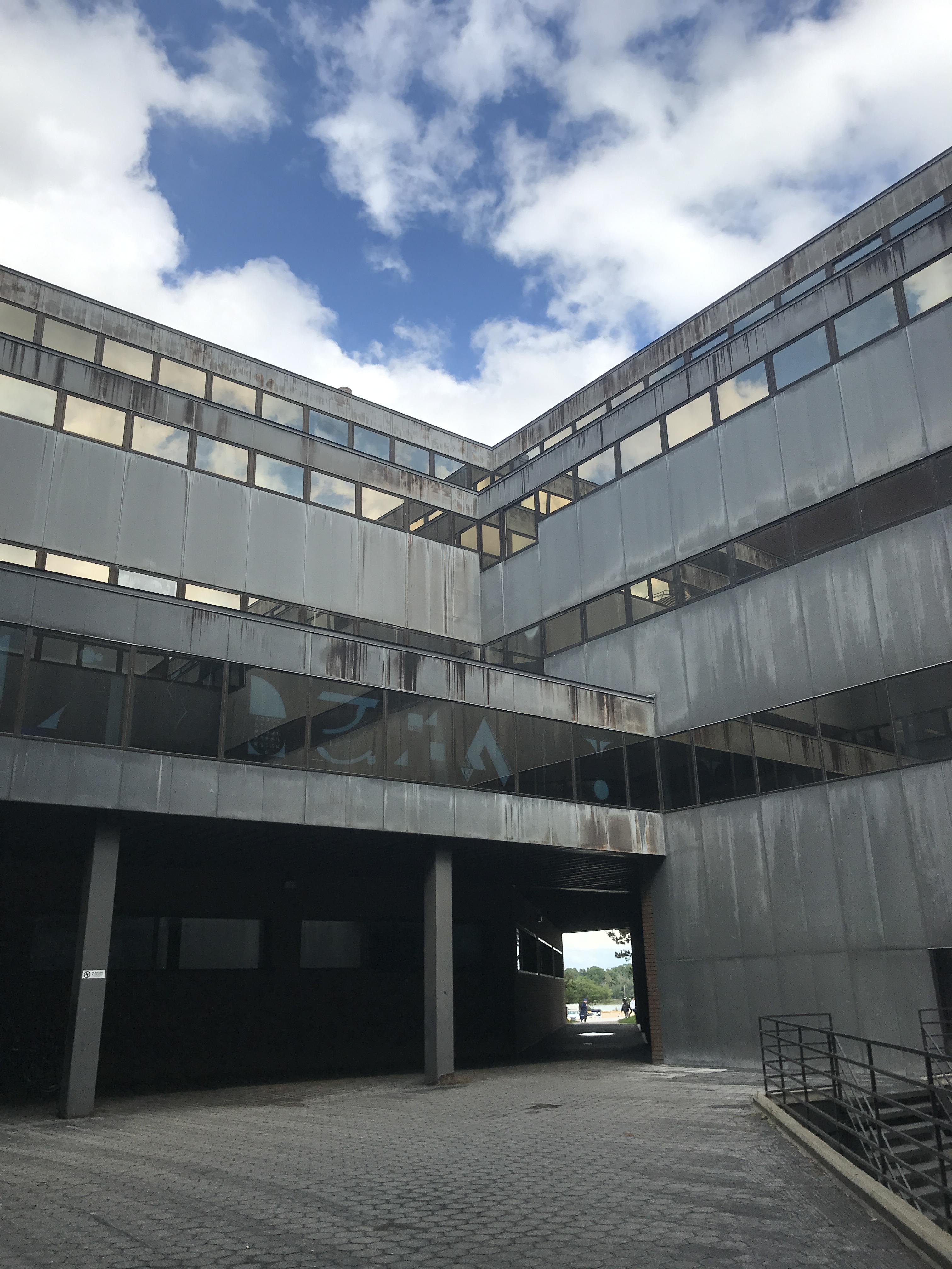 Different view of Lockwood Library r/UBreddit