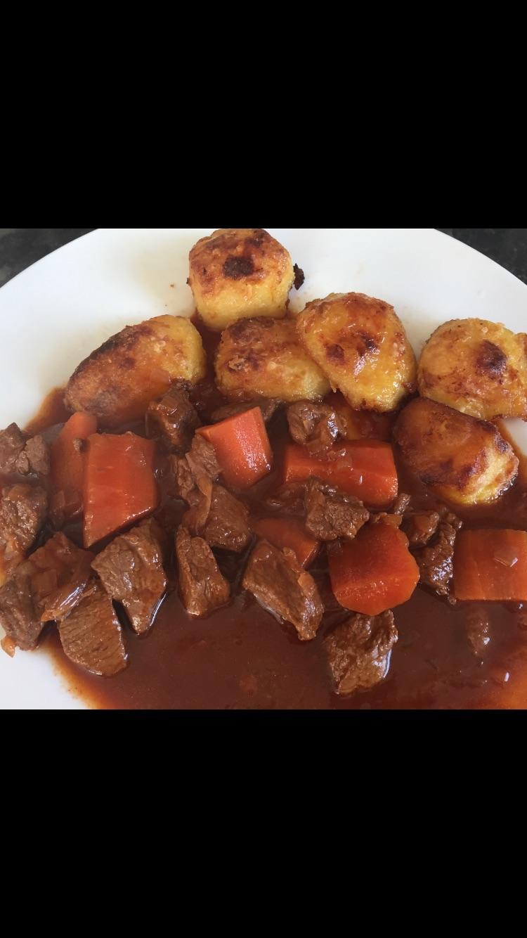 Slow cooked beef and roast potatoes r/UK_Food