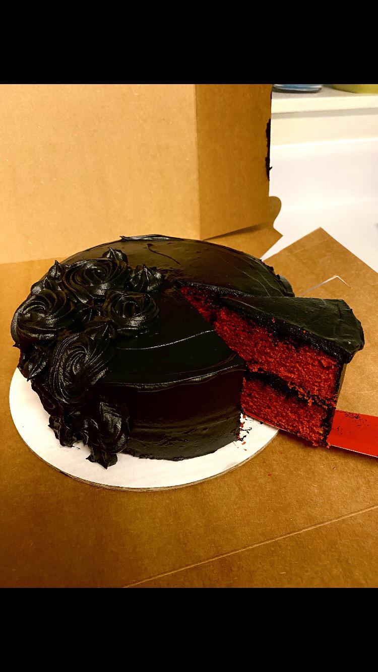 Goth red velvet cake r/FoodPorn