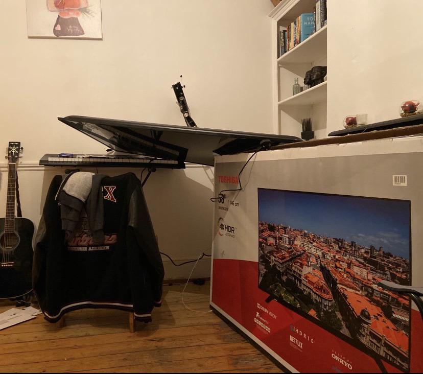 Brand new tv fell off the wall and broke on its own box. r/Wellthatsucks