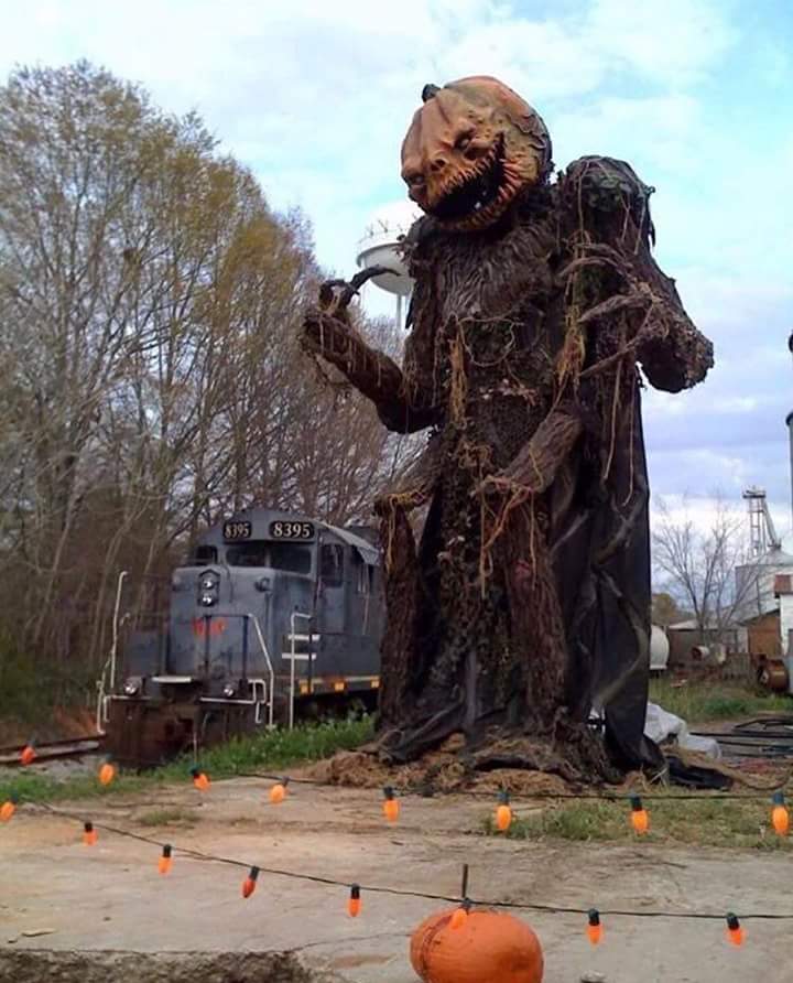 Giant animatronic Pumpkin King r/halloween