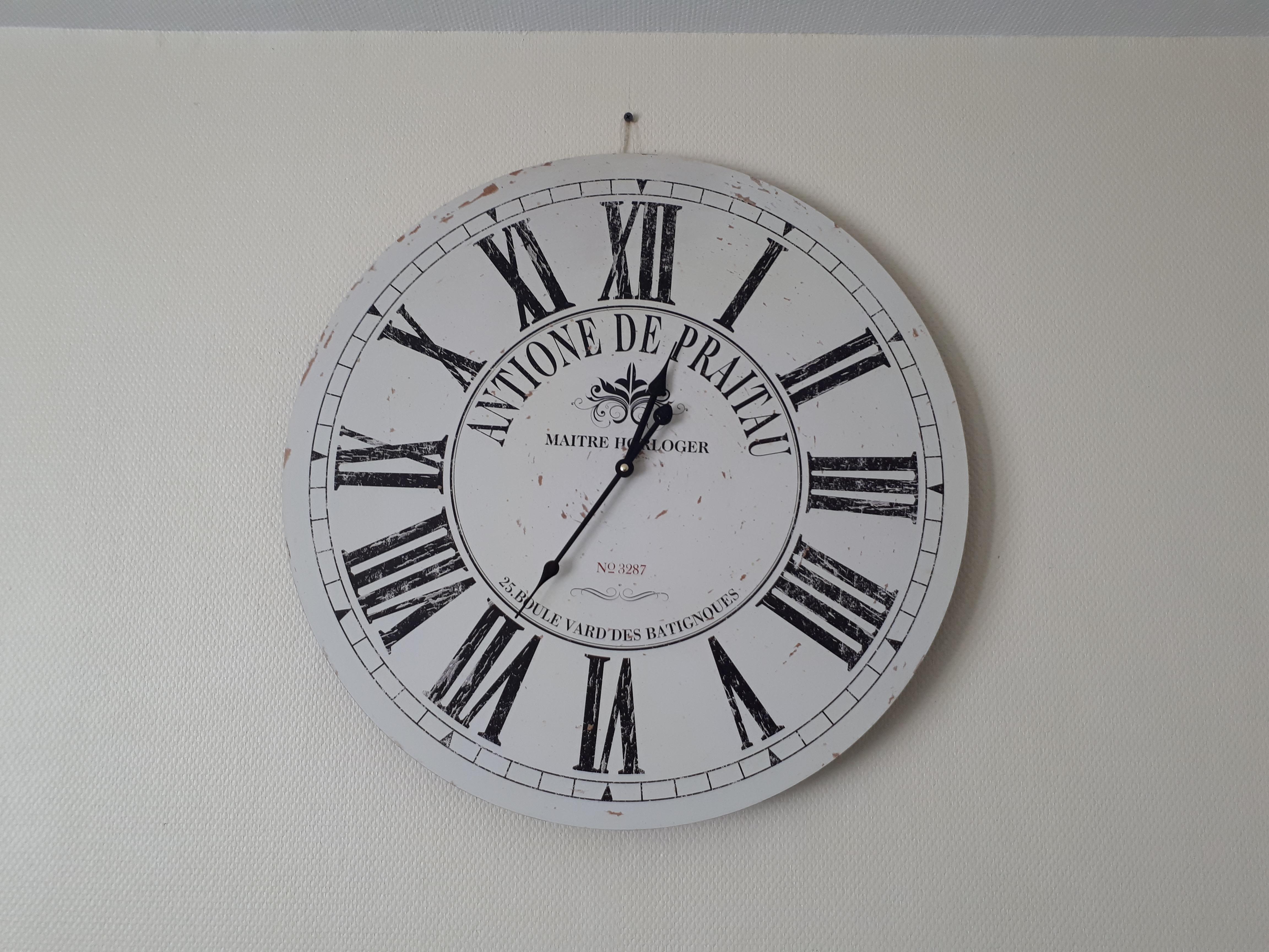 The clock my parents bought has IIII instead of IV r/facepalm