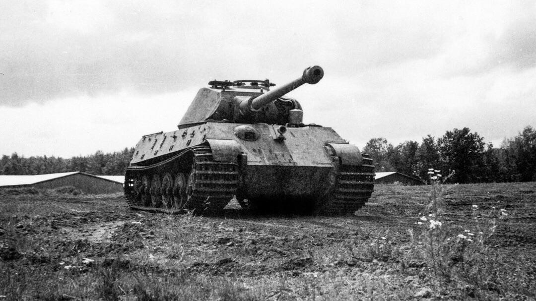 Tiger II test vehicle marked 211 from Kummersdorf, which was the sixth seriesproduced King