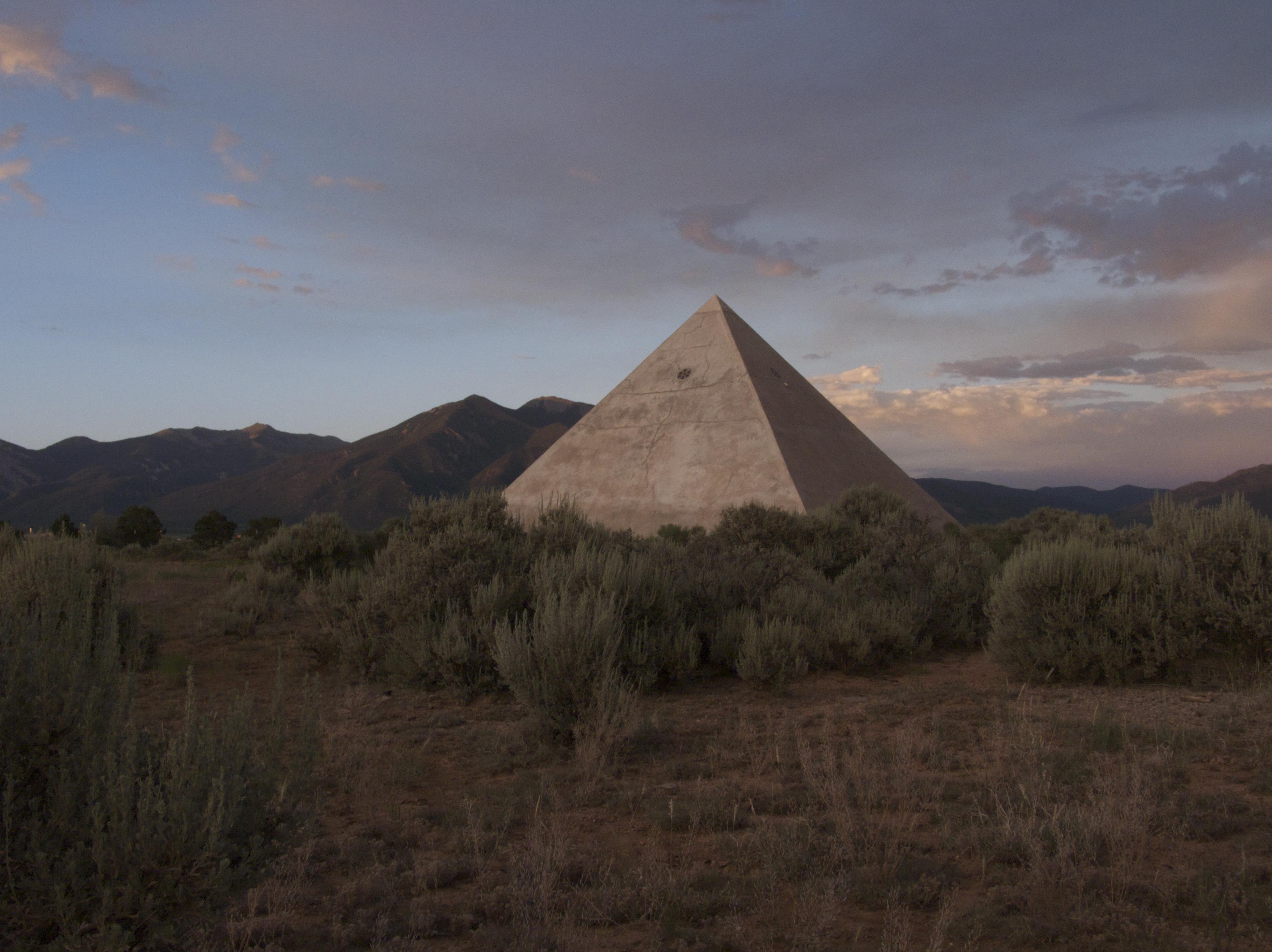 The Pyramid, constructed by Michael Reynolds in the 1970s, El Prado