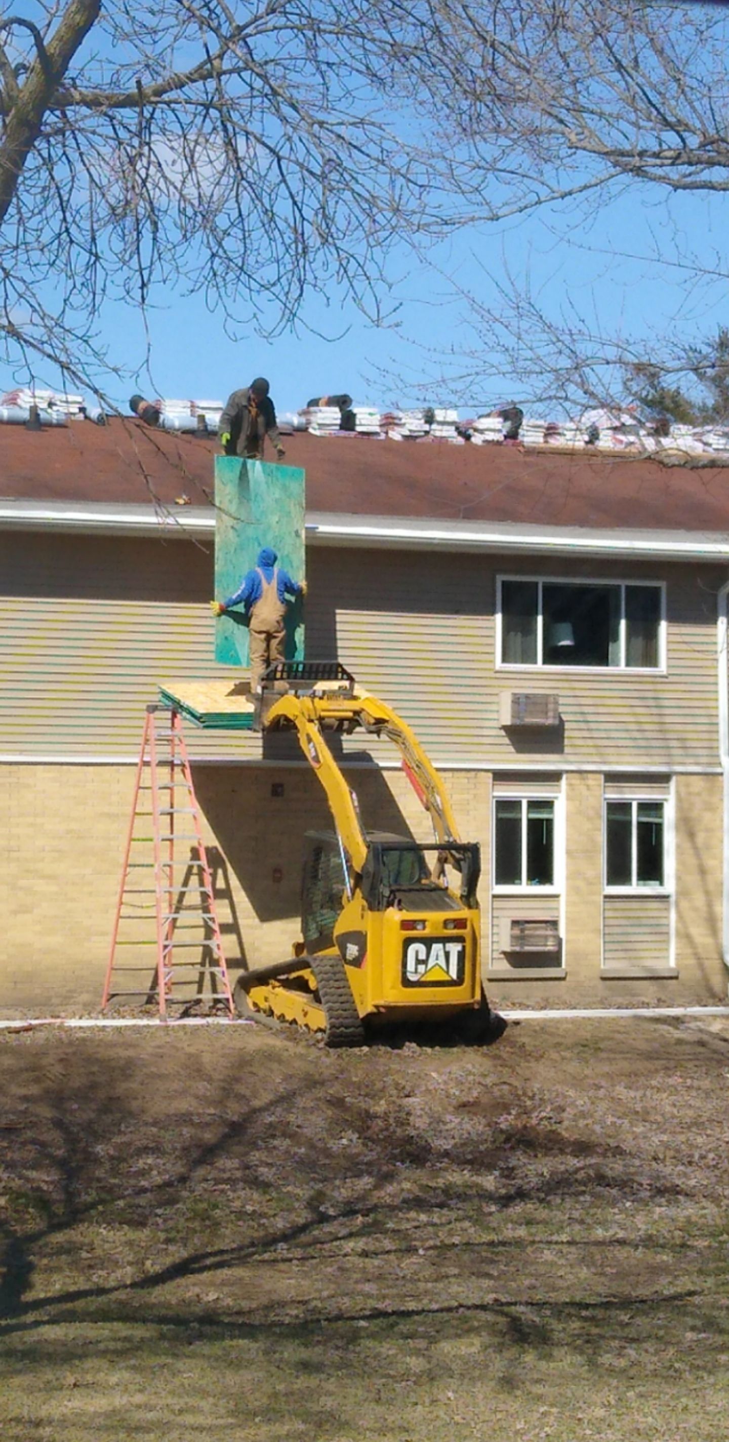 These guys doing some work at my old apartment building. Totally OSHA