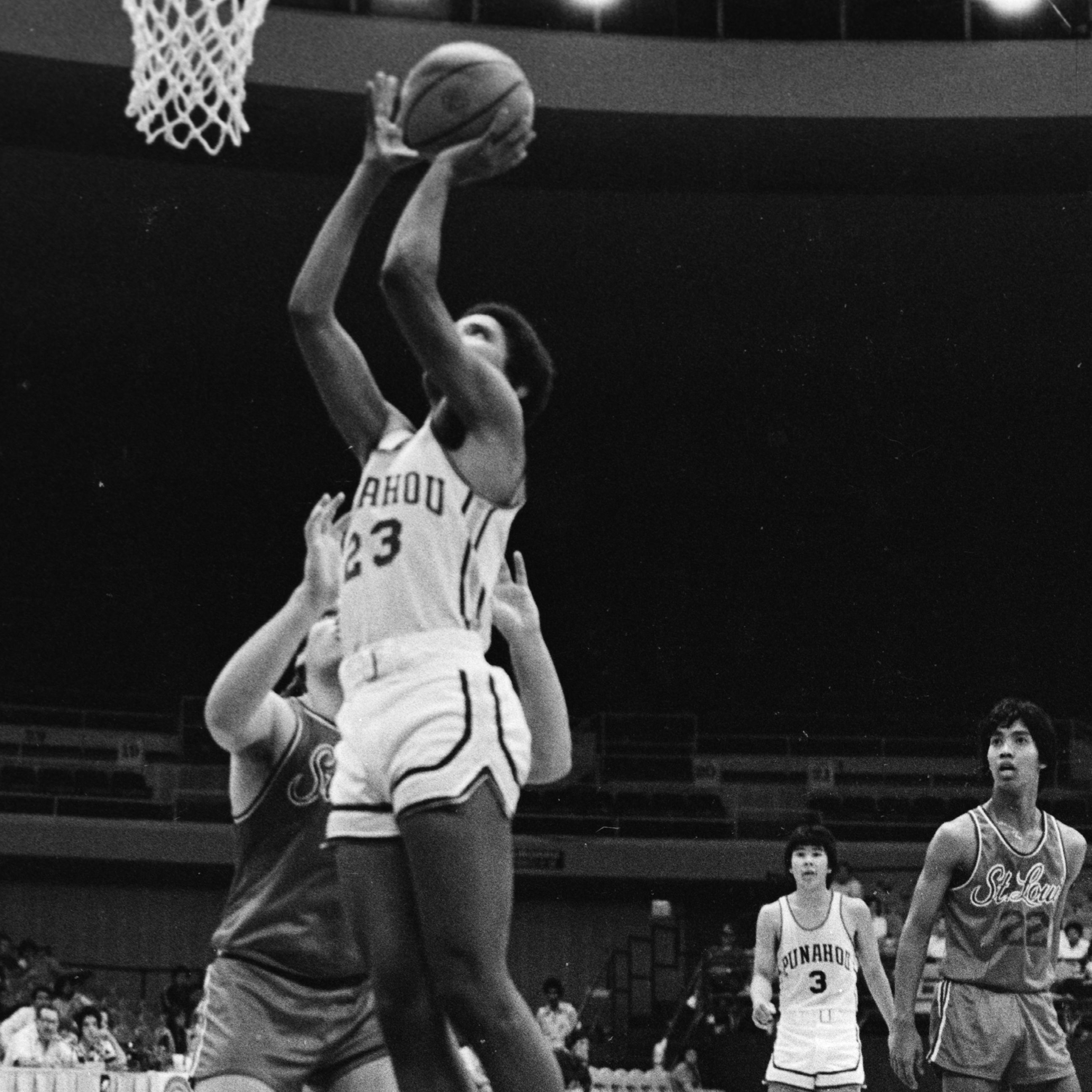 Barack Obama playing basketball in high school, 1979 r/imagesofthe1970s