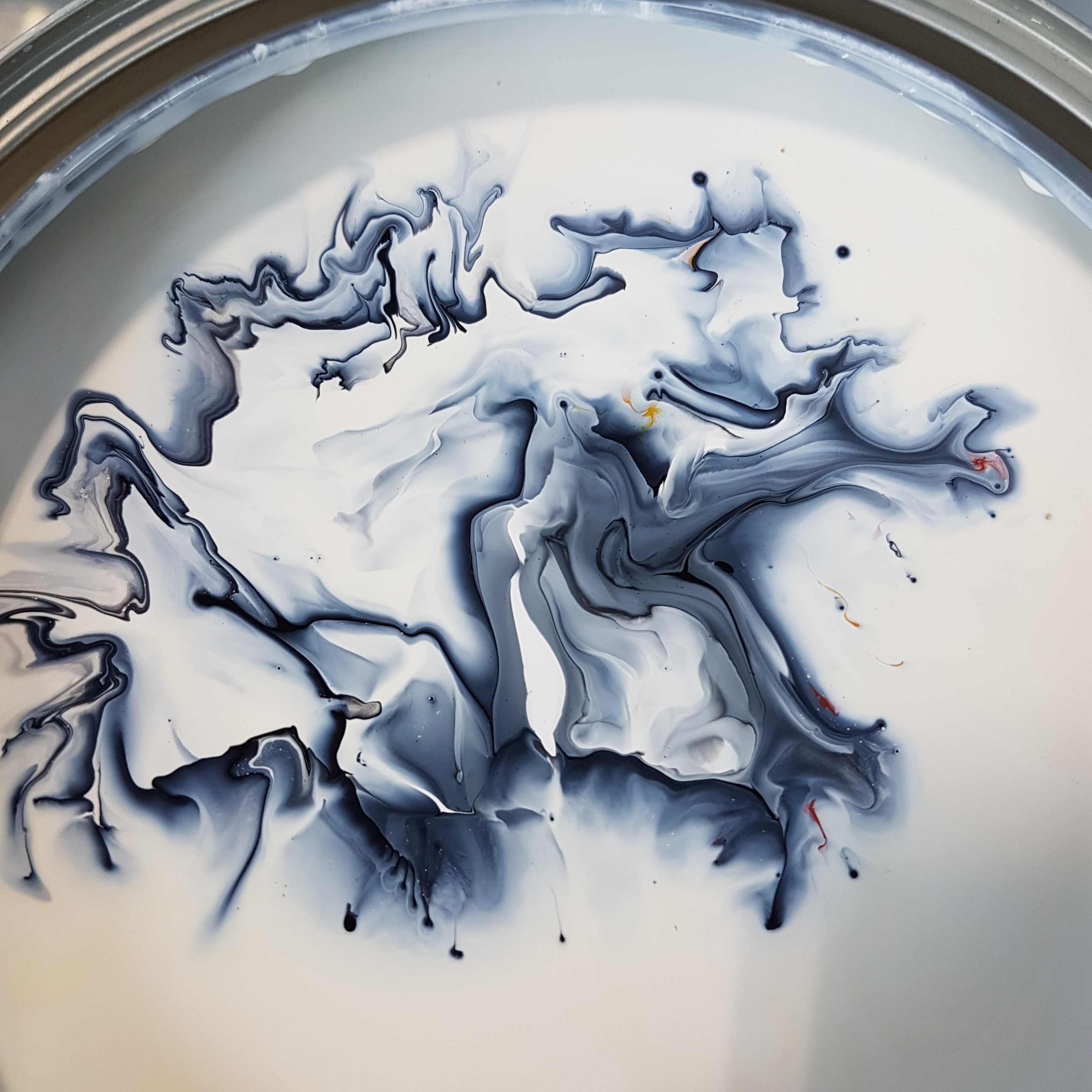 Paint before it gets shaken r/oddlysatisfying
