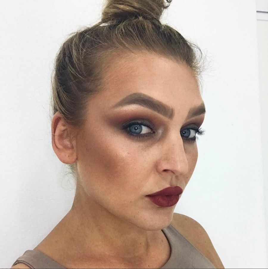 She looks so...dirty? r/crappycontouring