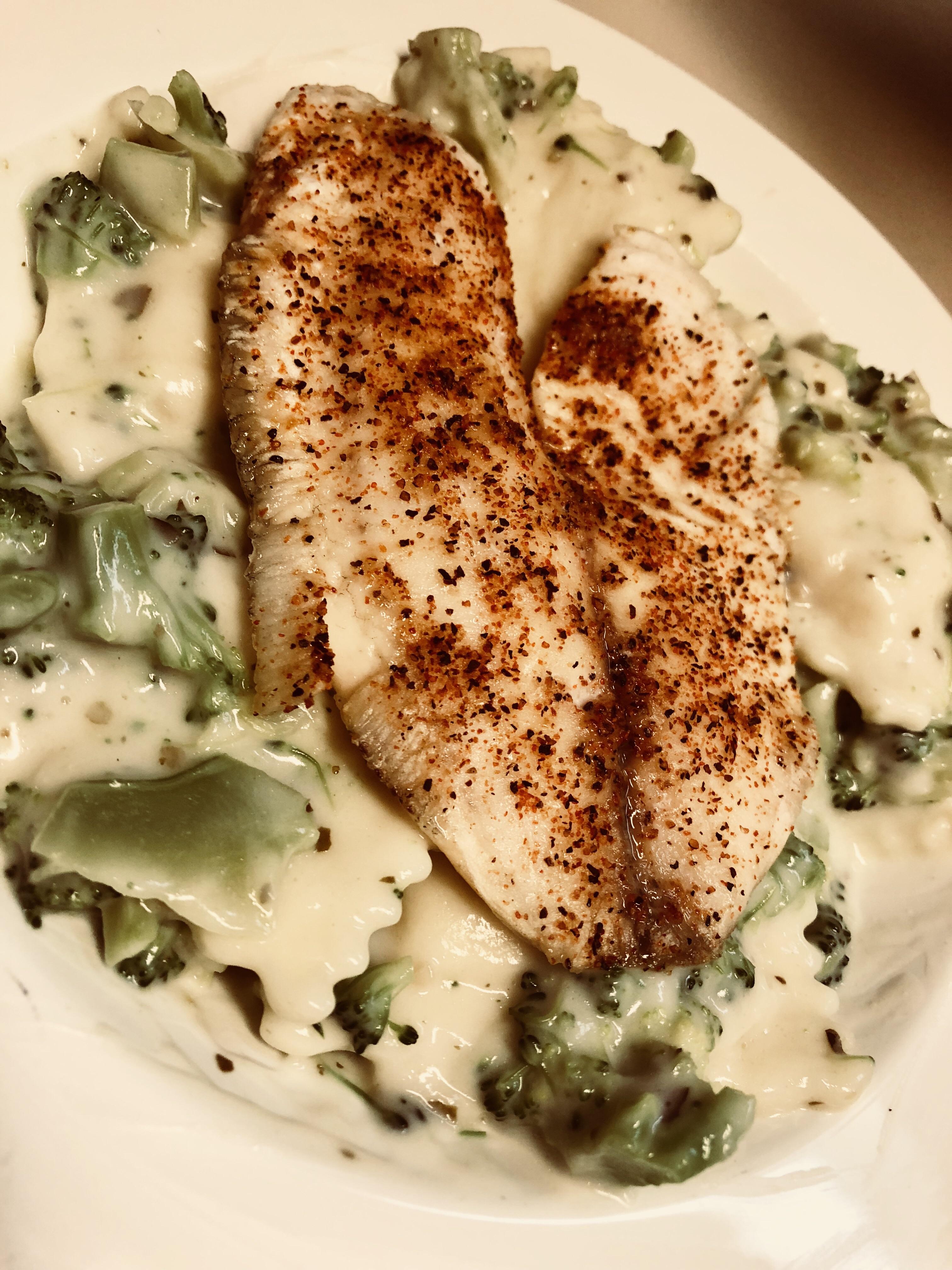 [Homemade]Cajun seasoned tilapia on a bed of ravioli with Alfredo sauce and broccoli r/food