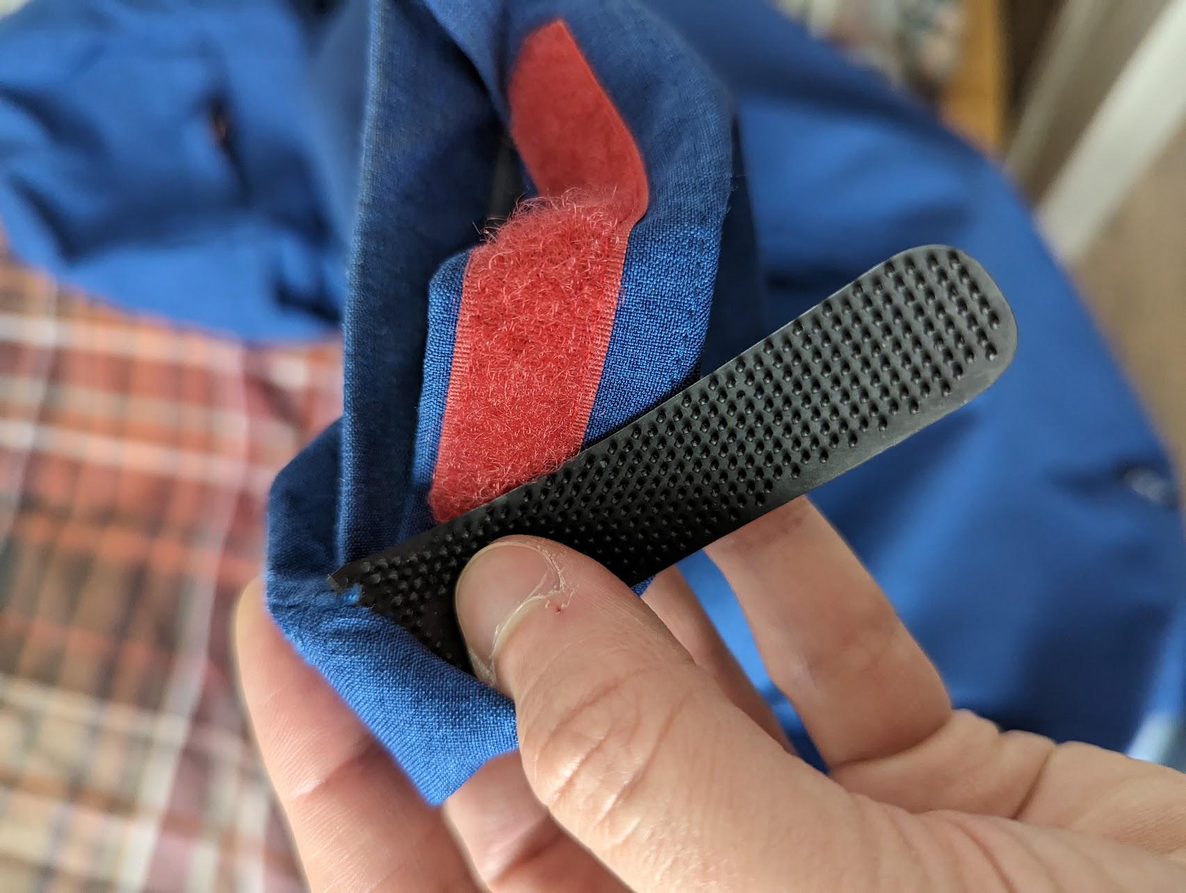 The black rubber thing isn't velcroing to the velcro anymore. This is