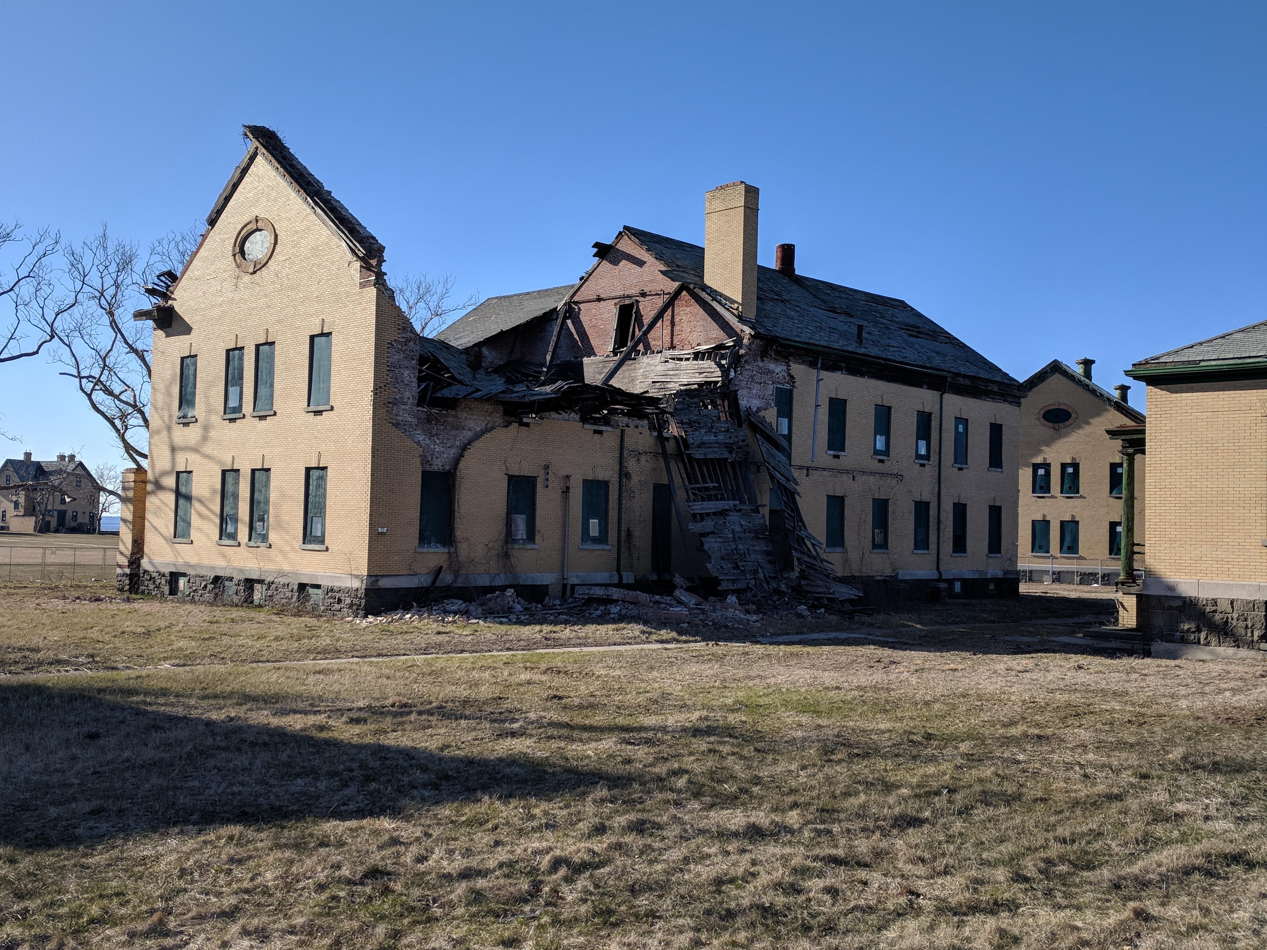 Building 24, Ft. Hancock, Sandy Hook, NJ [4046x3038] r/AbandonedPorn