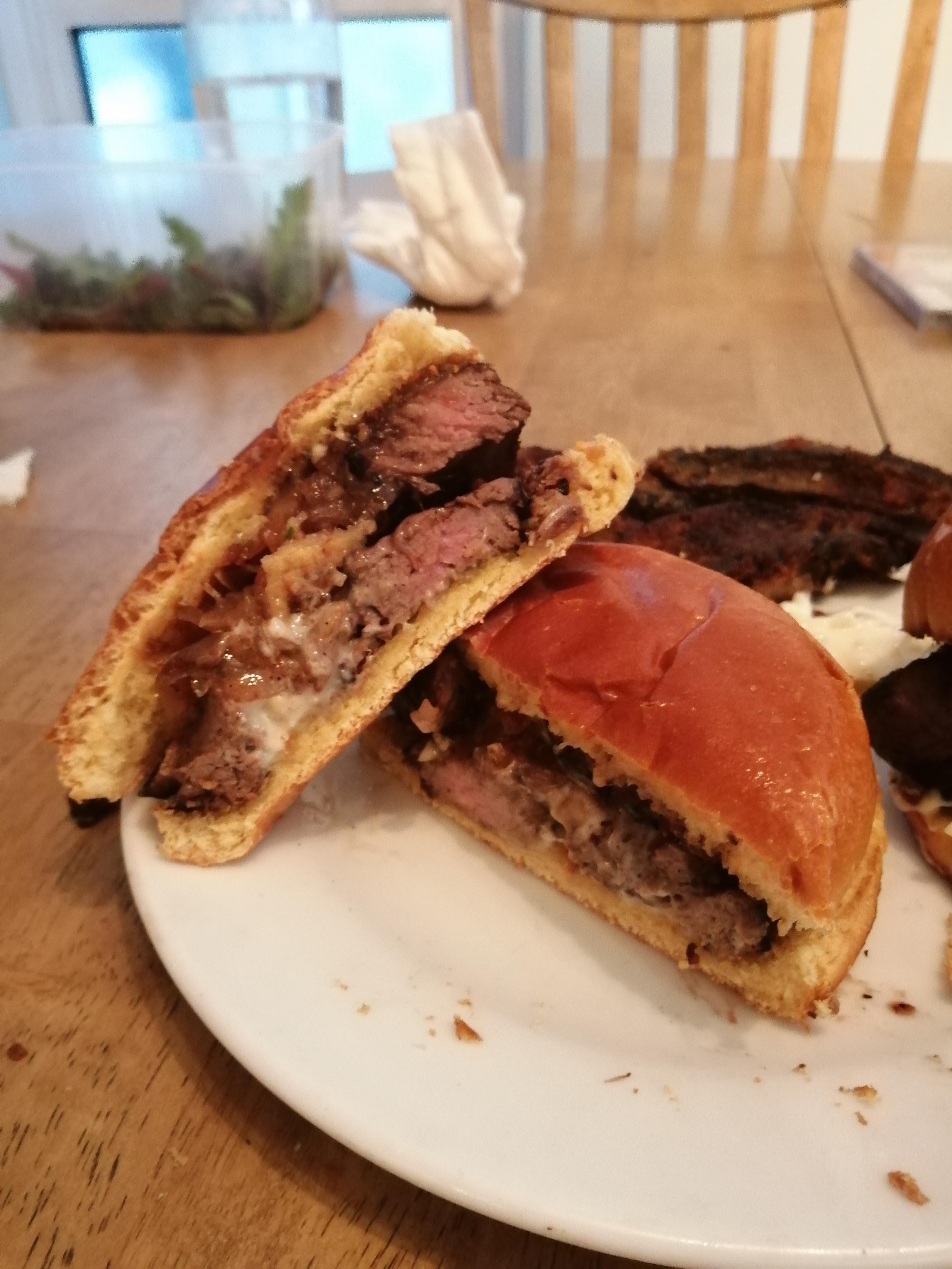 [Homemade] Fillet steak sandwich with caramelized onions and garlic