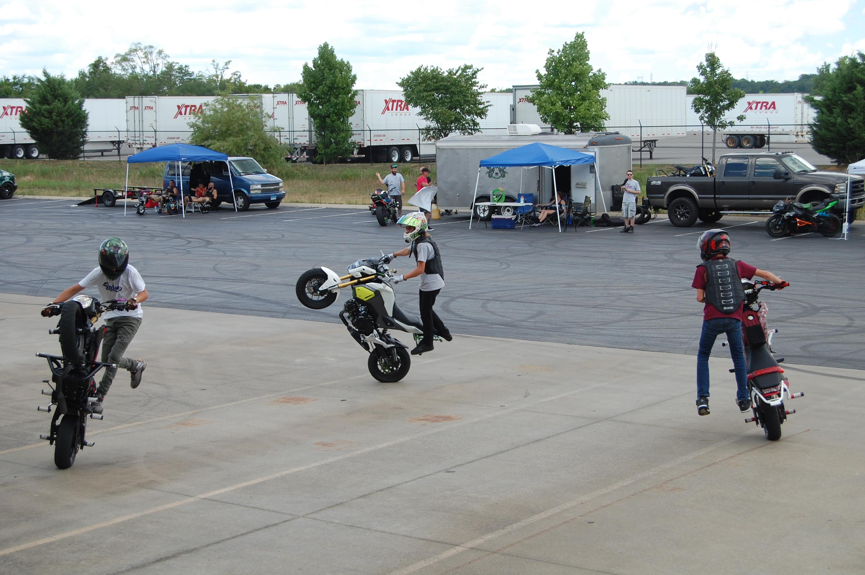 These kids are wheelie happy with there Groms! r/motorcycles