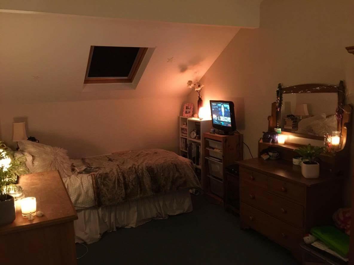 My candlelit bedroom r/CozyPlaces