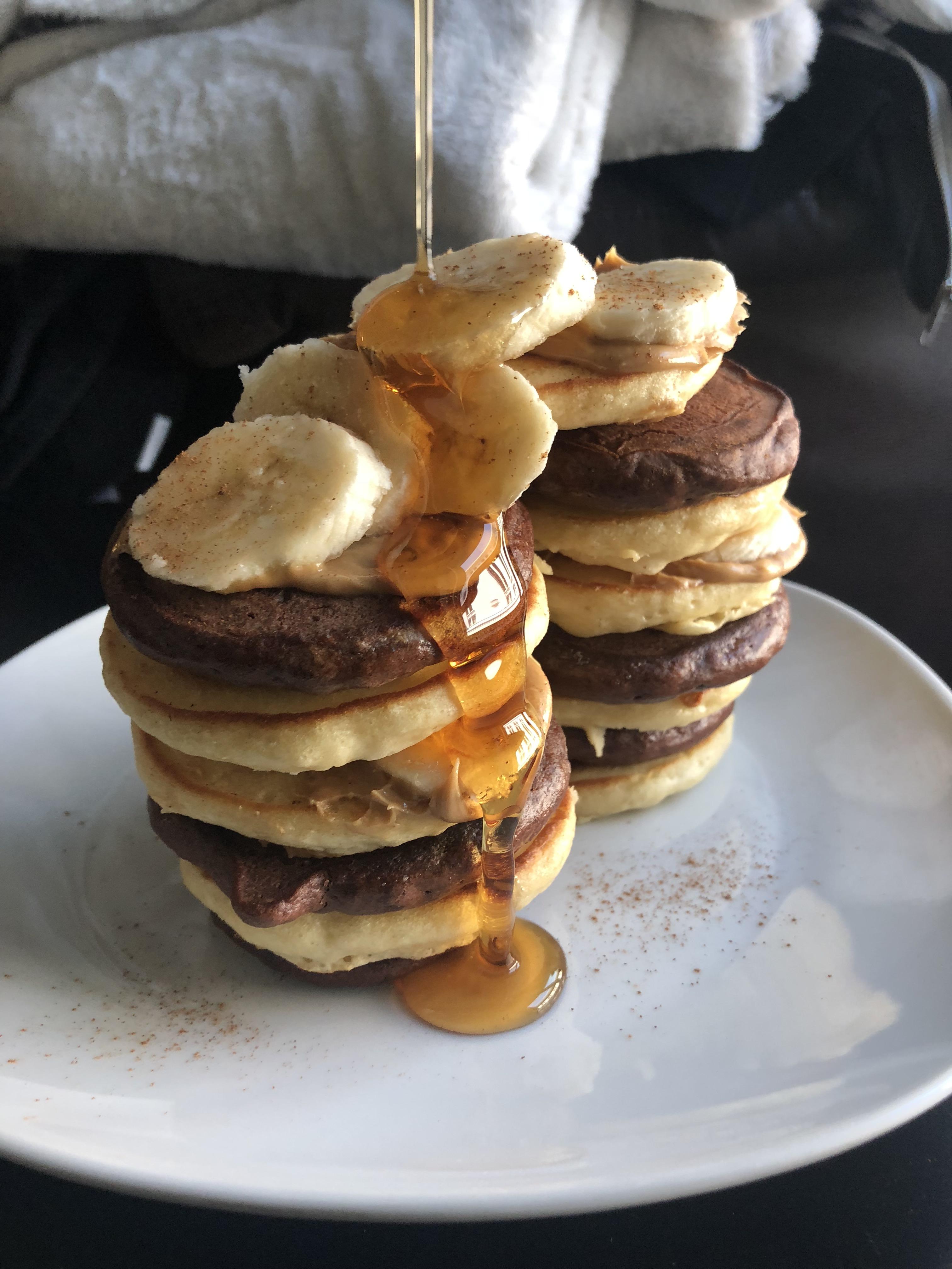 [Homemade] Peanut butter and chocolate banana pancakes r/food