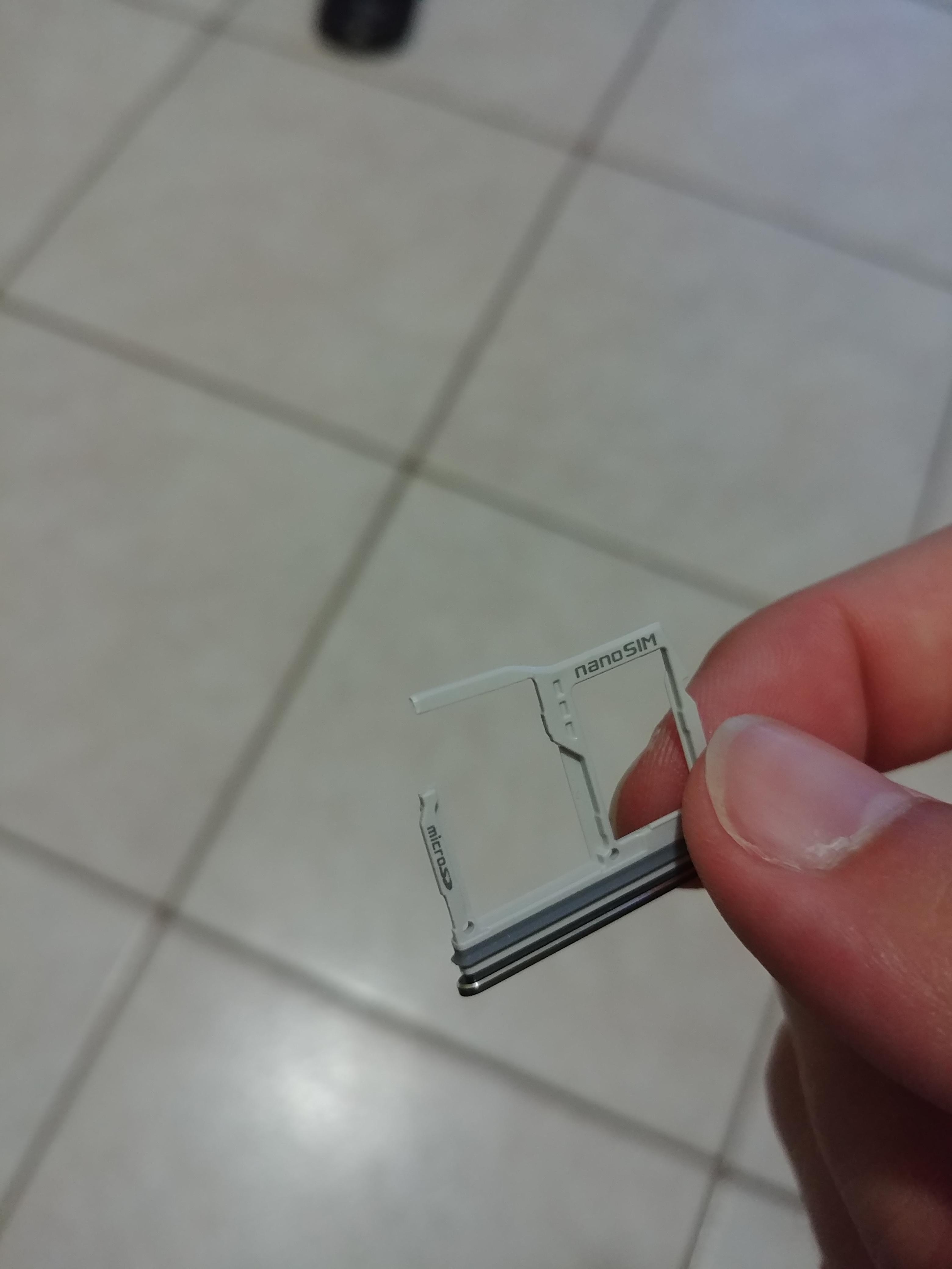 Just tried to eject the SIM tray and... The broken part missing is