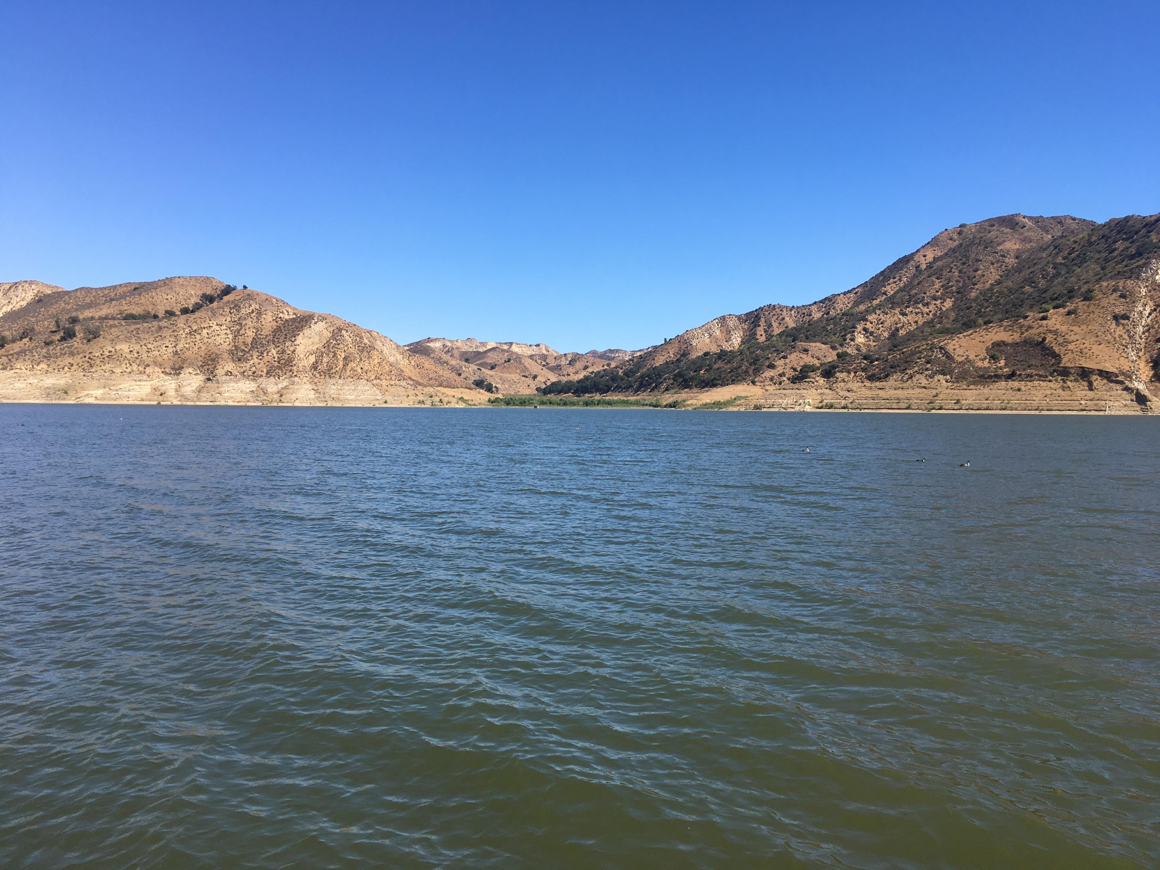 Lake Piru in California [OC] 640x1136 r/EarthPorn