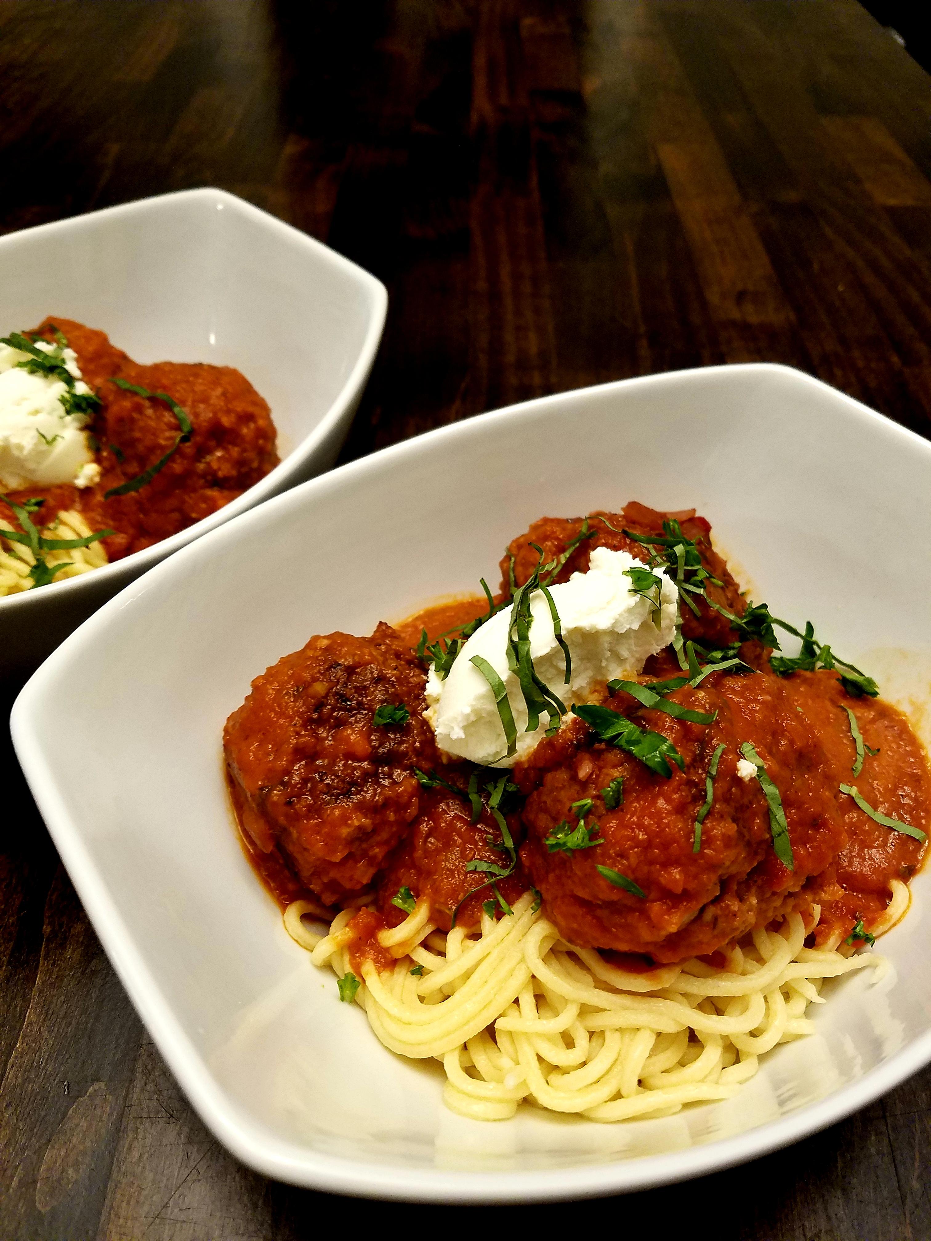 [Homemade] Handmade spaghetti, meatballs braised in homemade red sauce