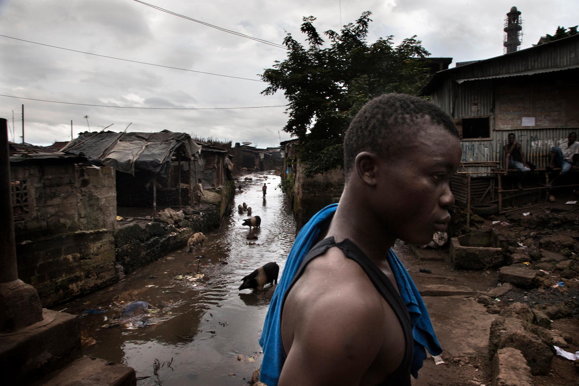 A poor neighborhood in Freetown, Sierra Leone (photo by Alberto López