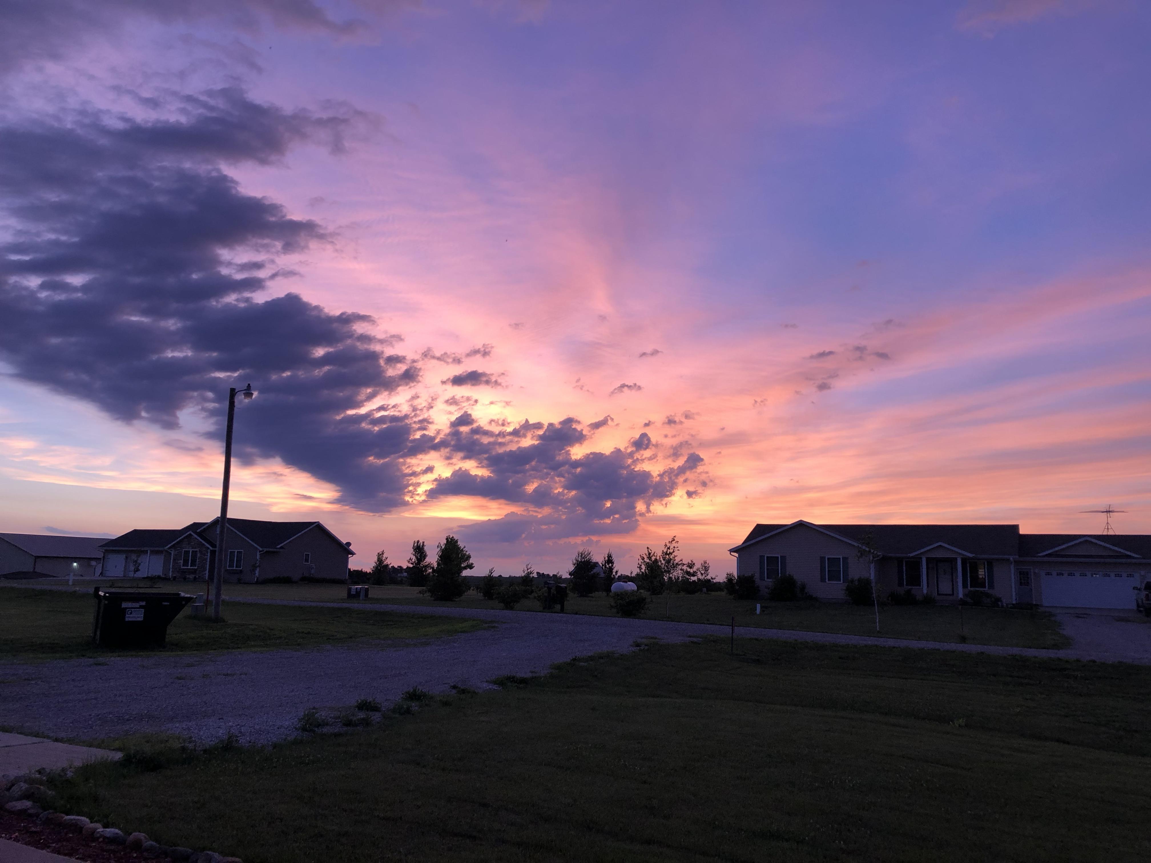 Iowa sunrise. [oc] r/SkyPorn