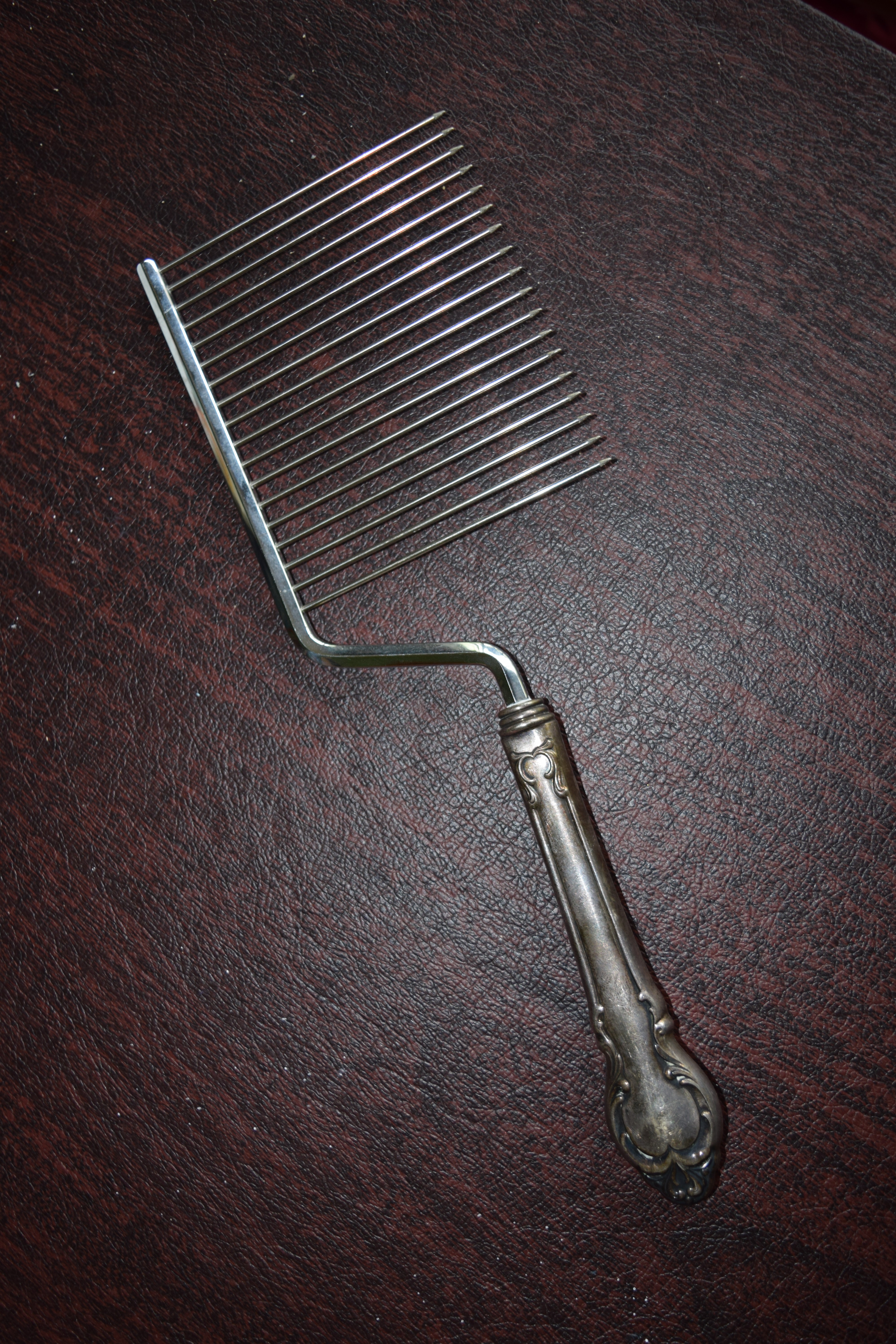 According to my mother, this is an AngelFood cake cutter. r