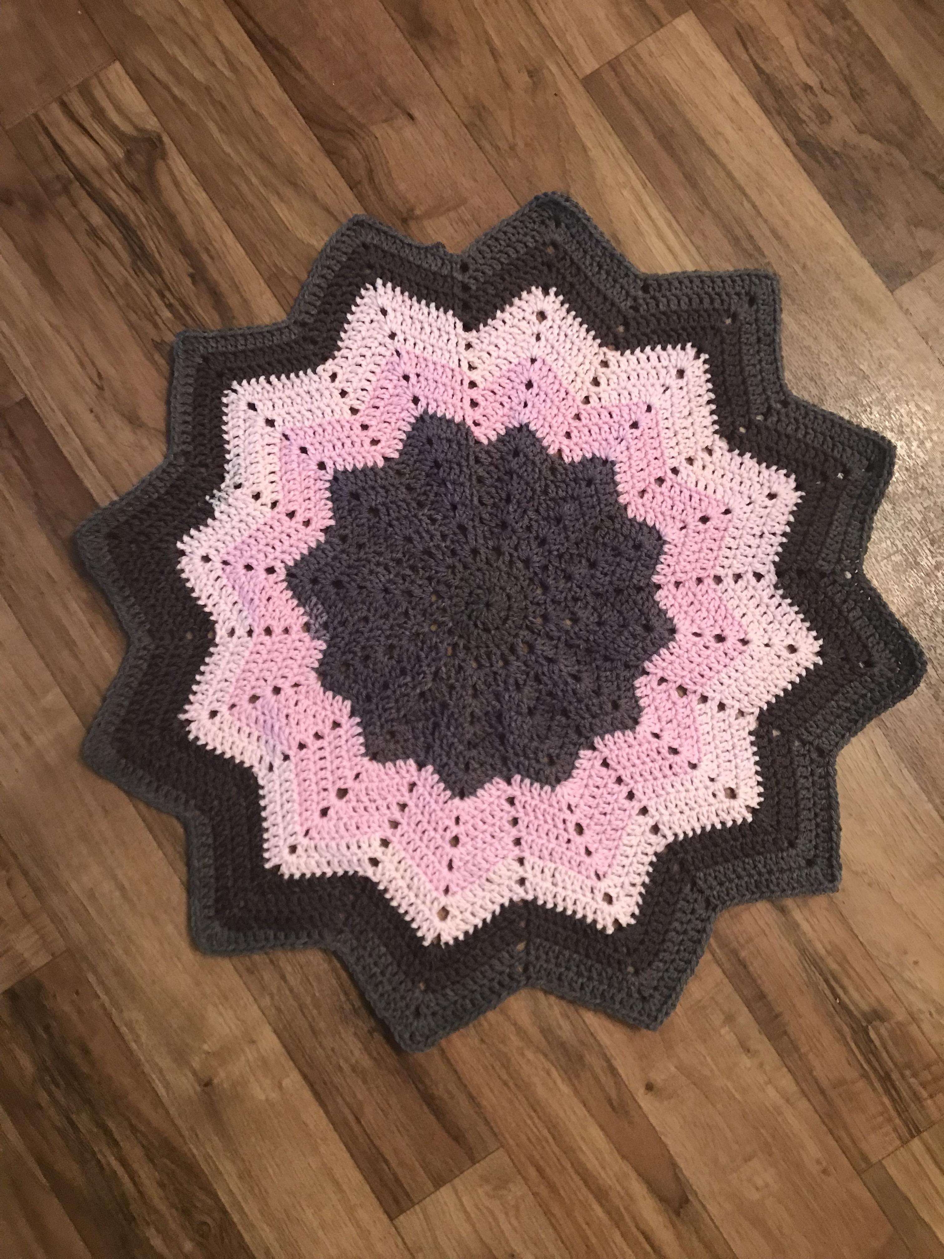 12 Point Star Baby Blanket Made with Yarn Bee Sugarwheel cake in Pixie