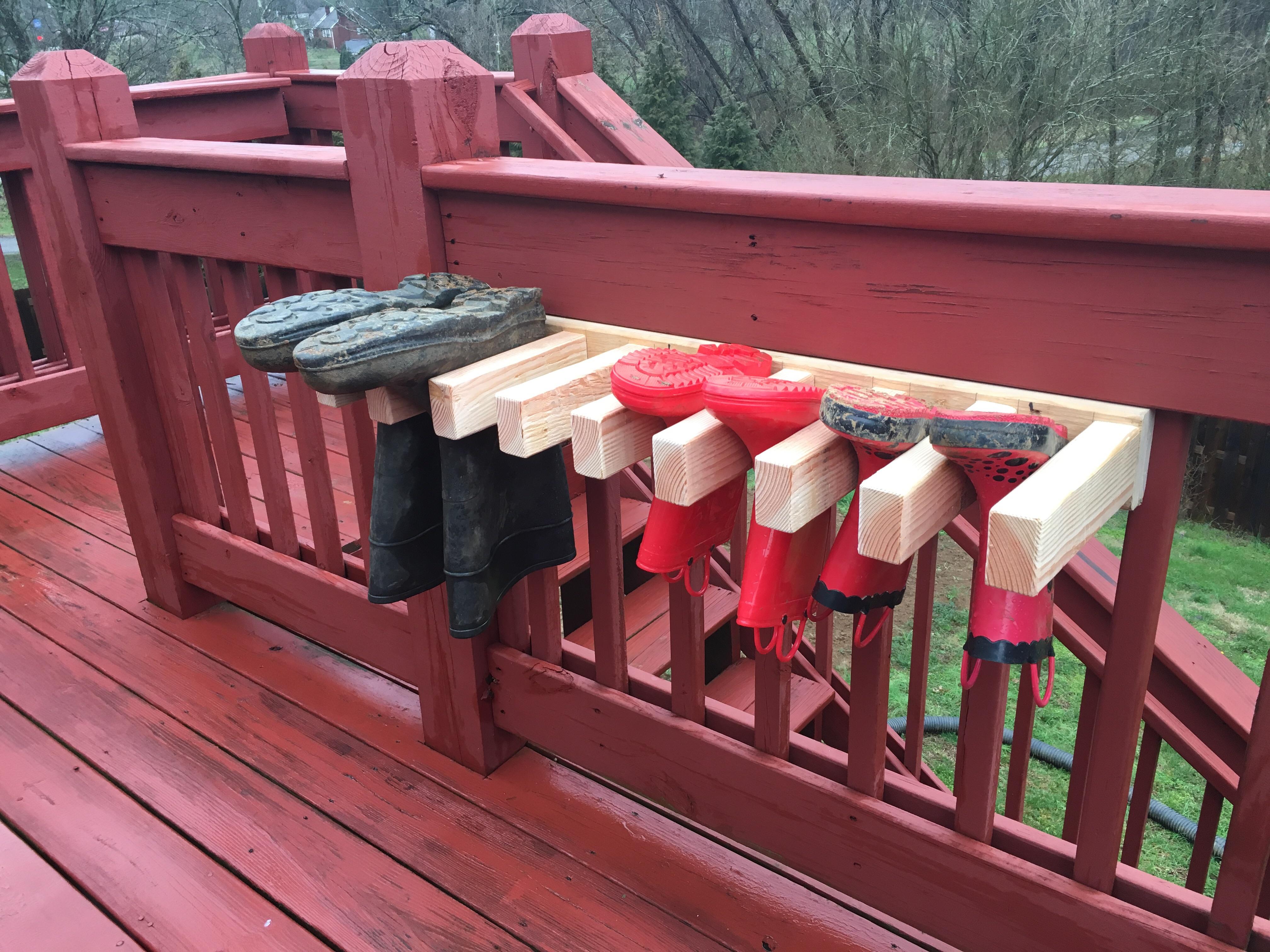 Garden boot rack for the family made from scraps of 2x3 and 2x4. Keep