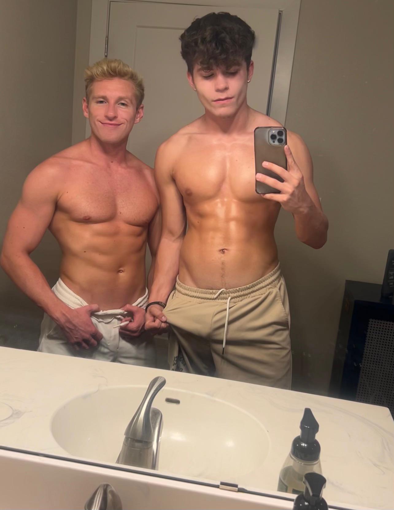 Gym bros : HotMaleSelfies