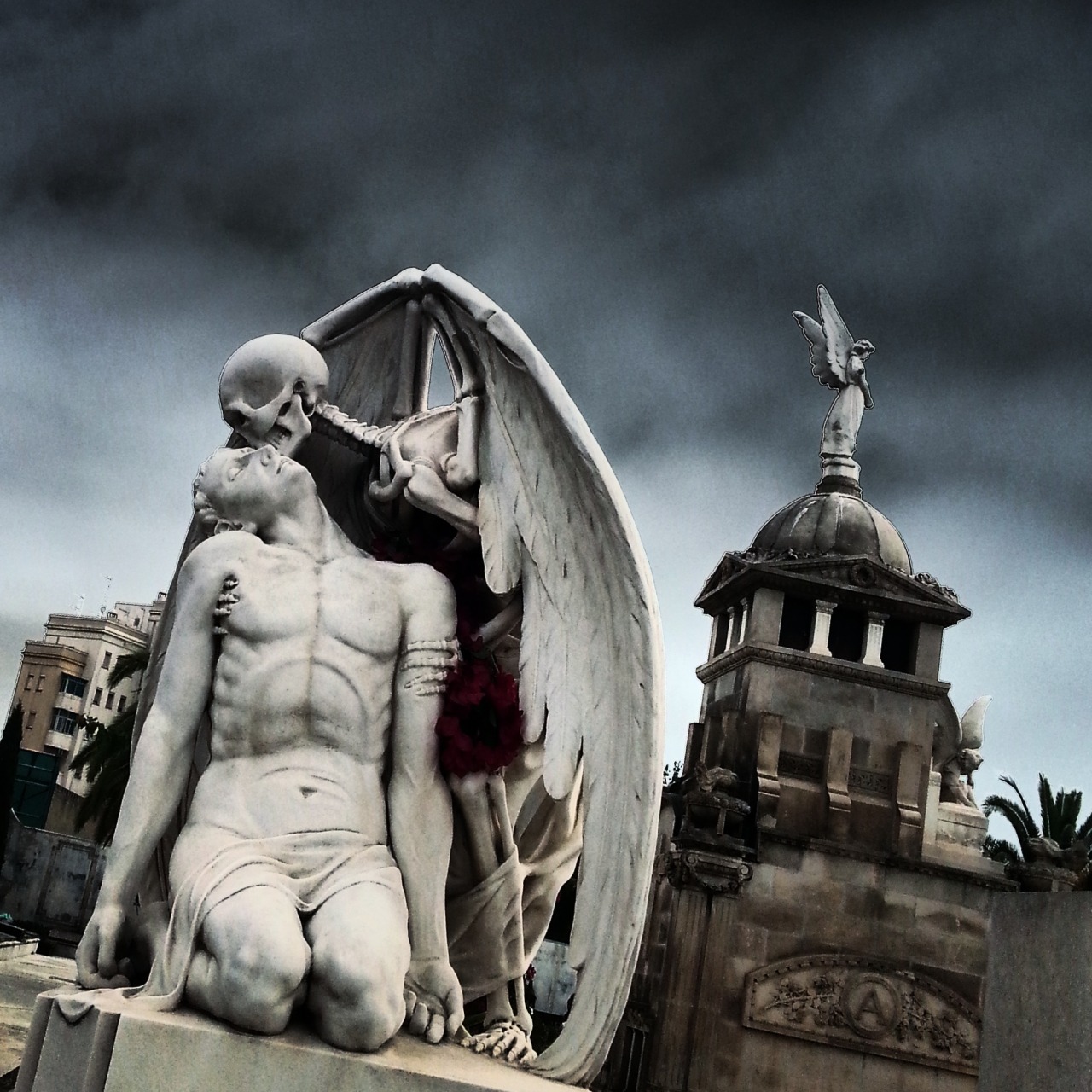 "Kiss of Death" sculpture, Poblenou cemetery, Barcelona. r/pics