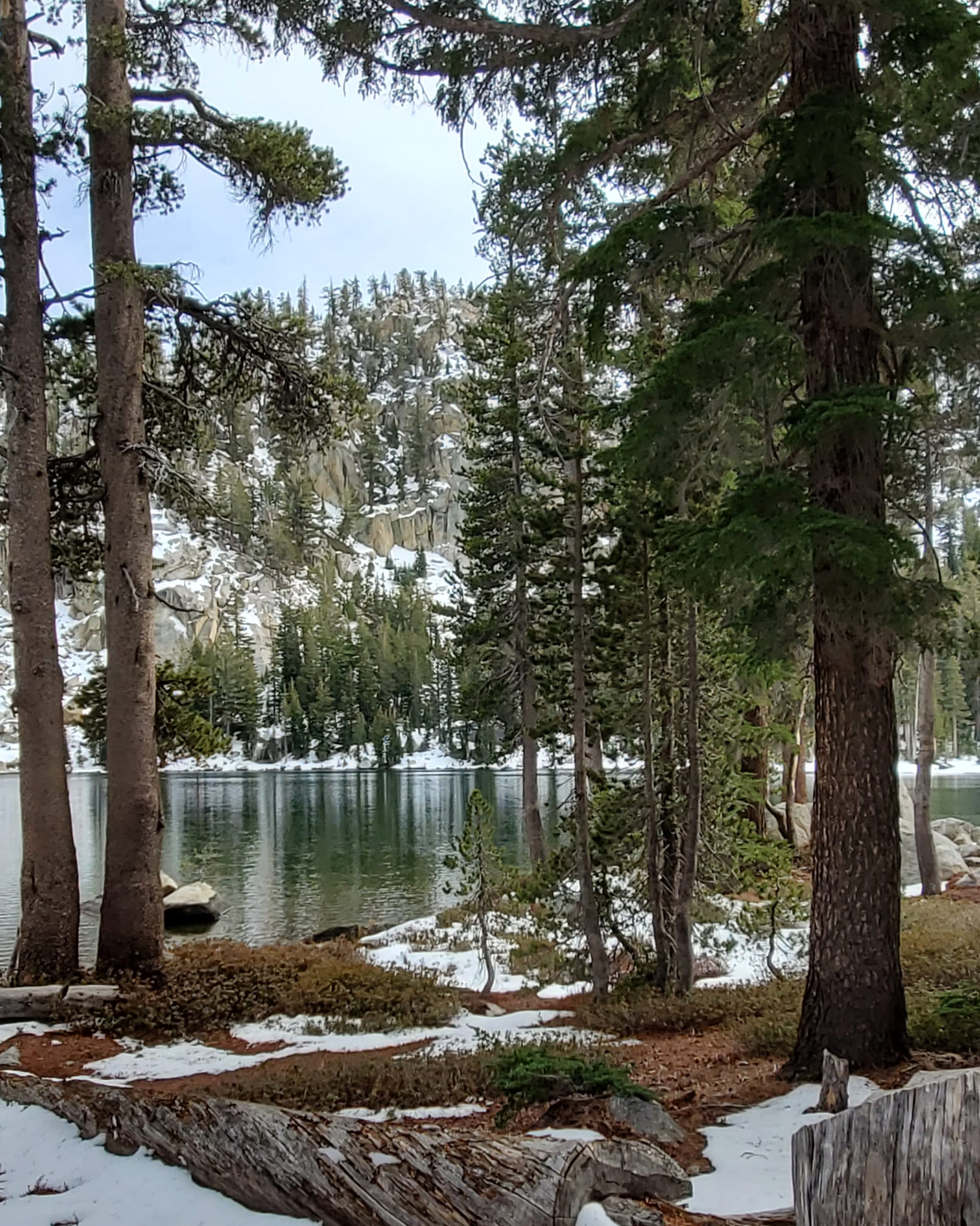 Calm waters and fresh snow, Dinkey Lakes Wilderness, CA, USA [OC] [2120x2651] r/EarthPorn