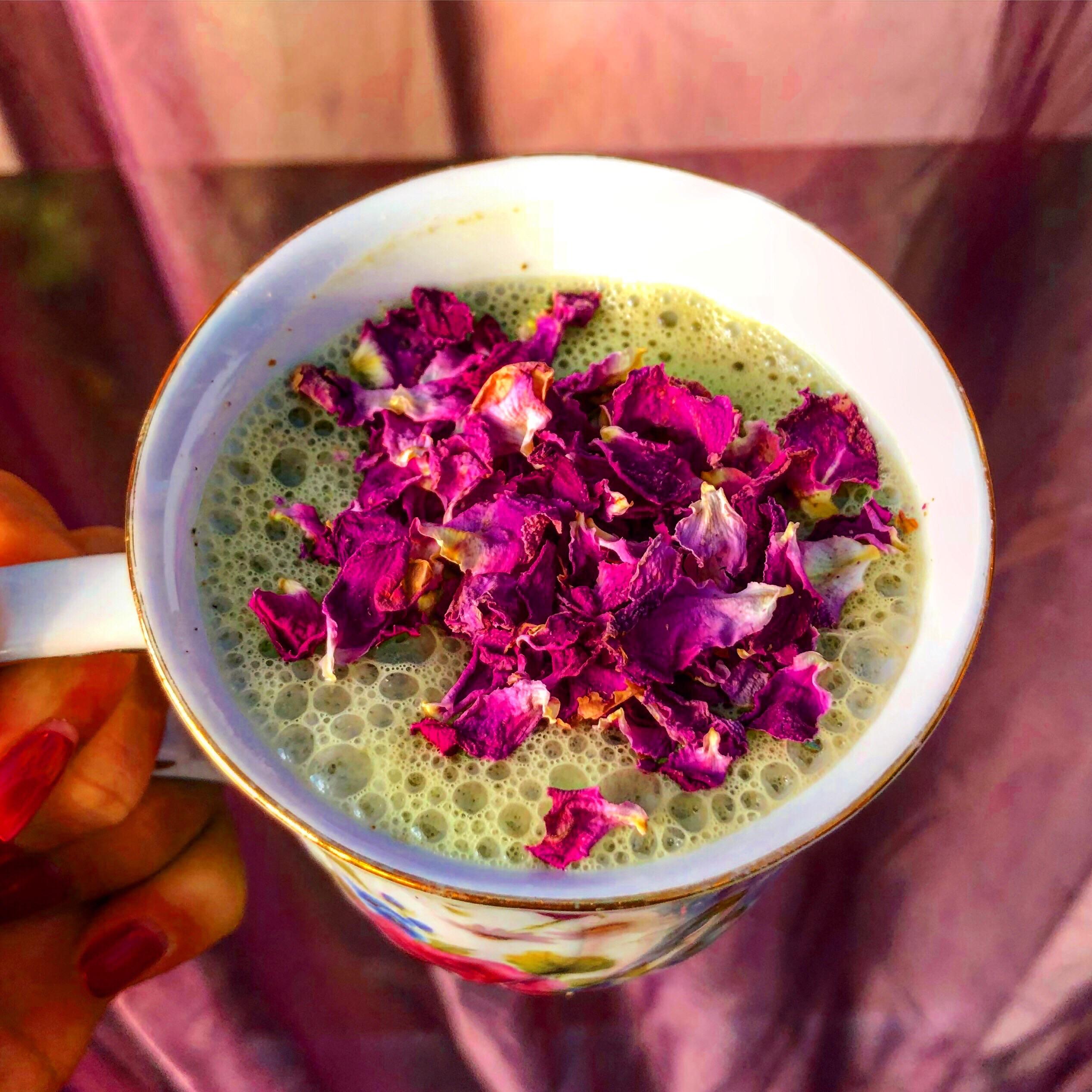 Rose matcha with macadamia milk and Flower petals 💕 tijenthevegan r/VeganFoodPorn