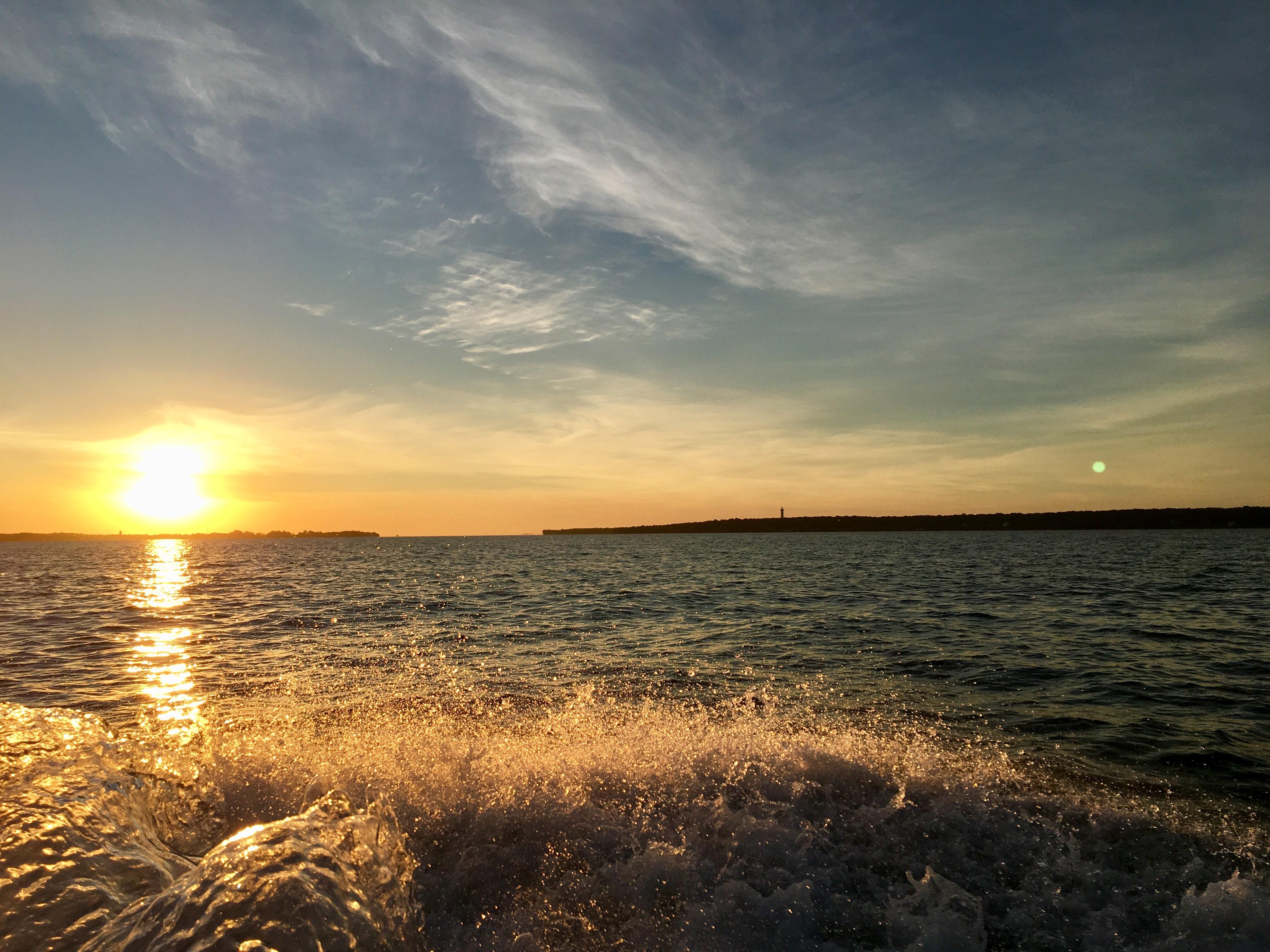 Sun rise over Lake Erie [OC] [4032x3024] r/waterporn