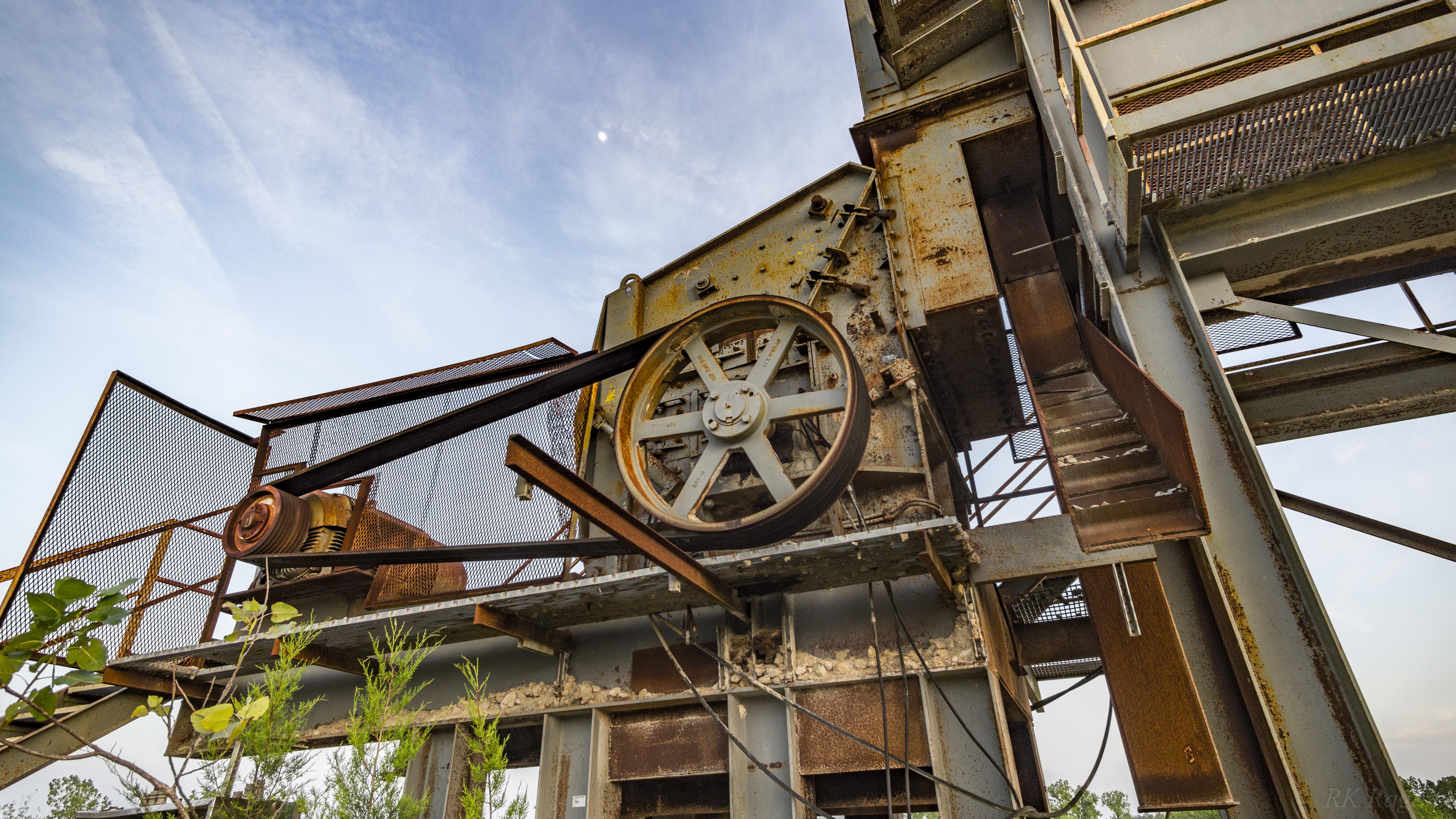 Old limestone quarry in Florida. [OC][5456x3069] r/AbandonedPorn