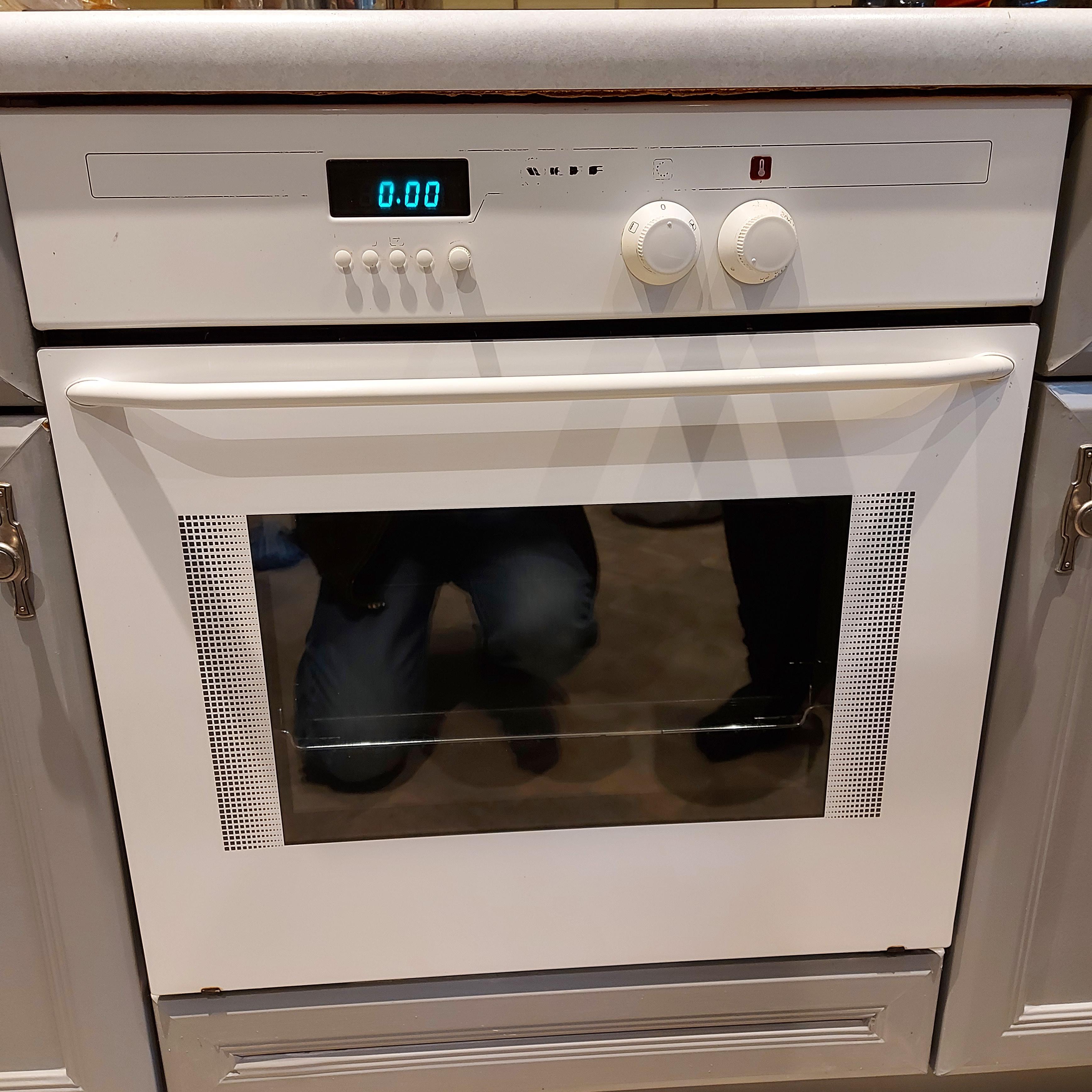What oven is this? Moved into a flat and there's no manual and we can't