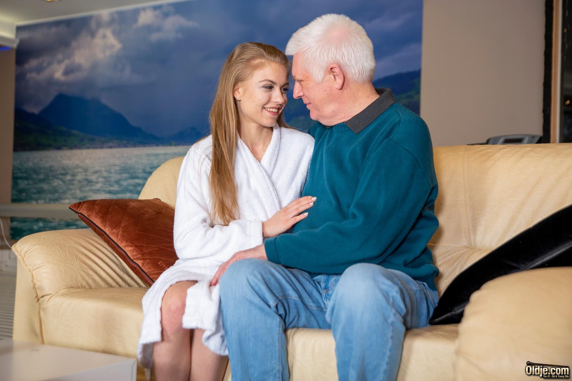 Bonnie Dolce and Oldje get comfortable : Oldje