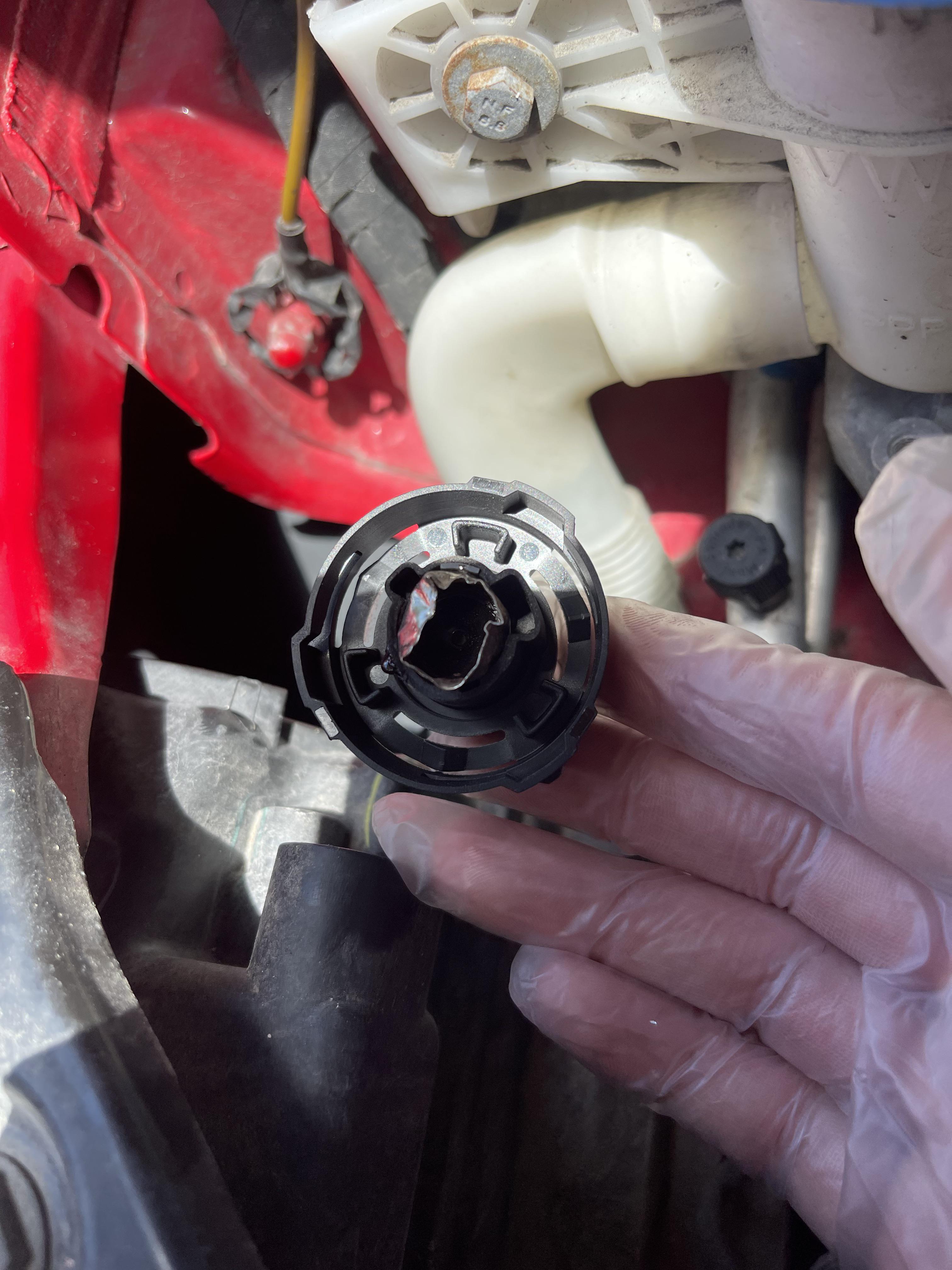 Headlight stuck in socket, any tips/tricks? jetta