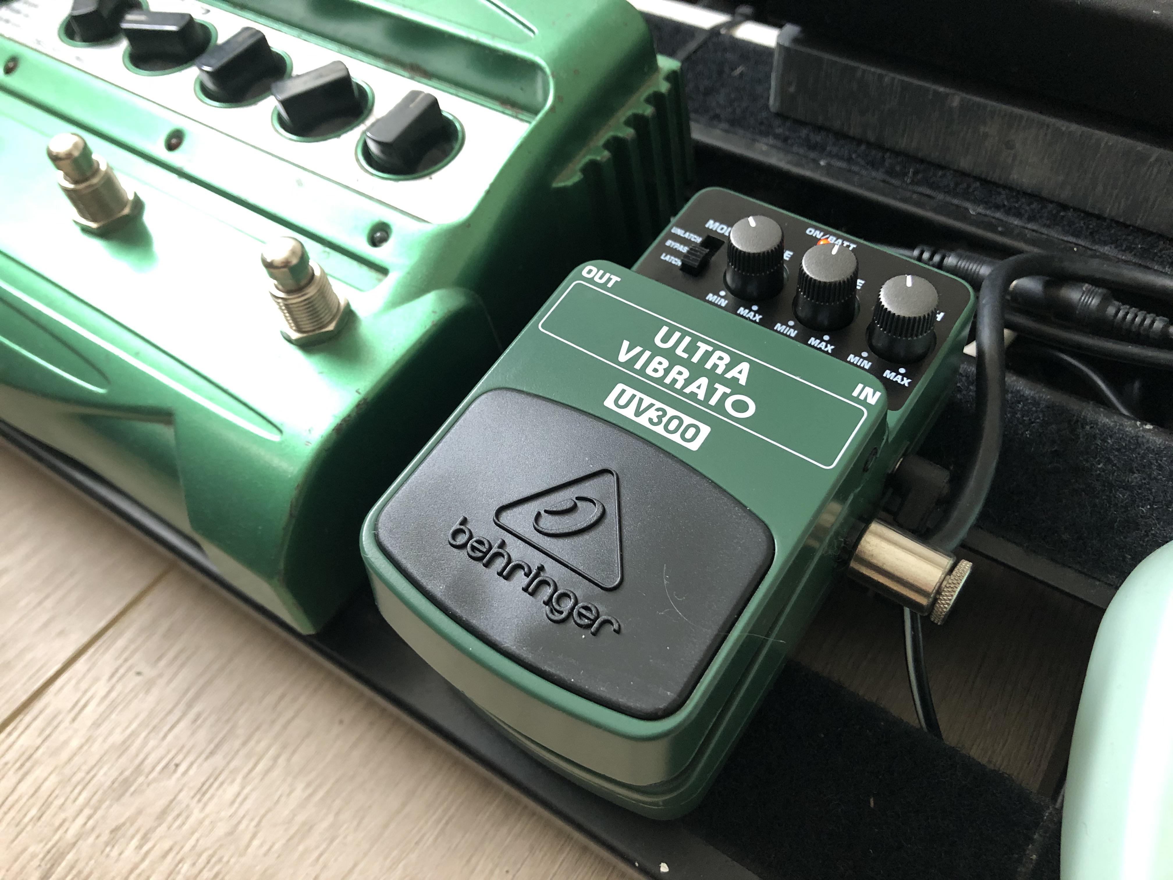 Behringer UV300 ultra vibrato (boss Vb-2 clone) : r/guitarpedals