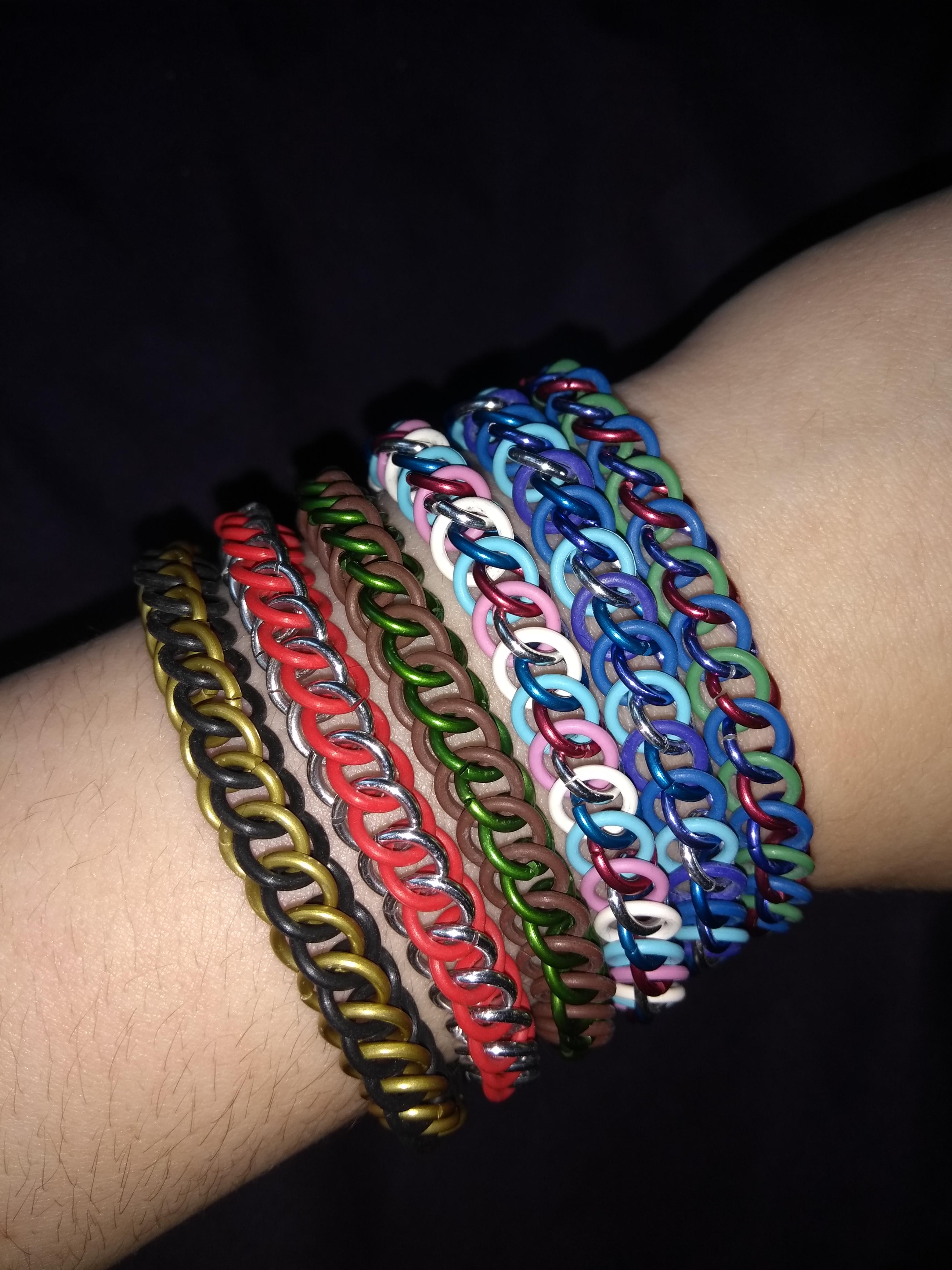 I learned a new weave and made lots of stretchy bracelets. r/maille