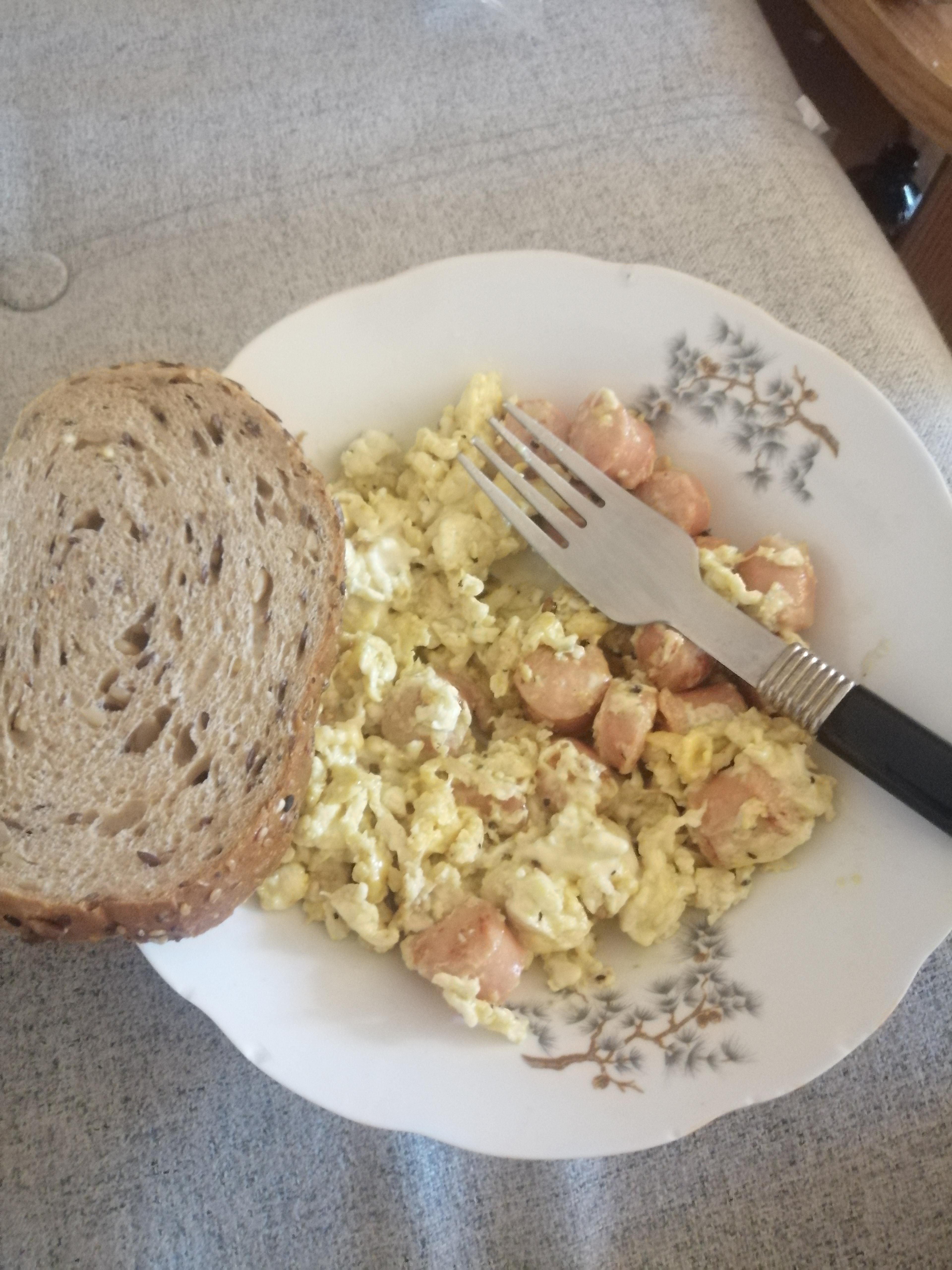 Scrambled eggs with blue cheese, hot dogs cut with my teeth and 7 seeds
