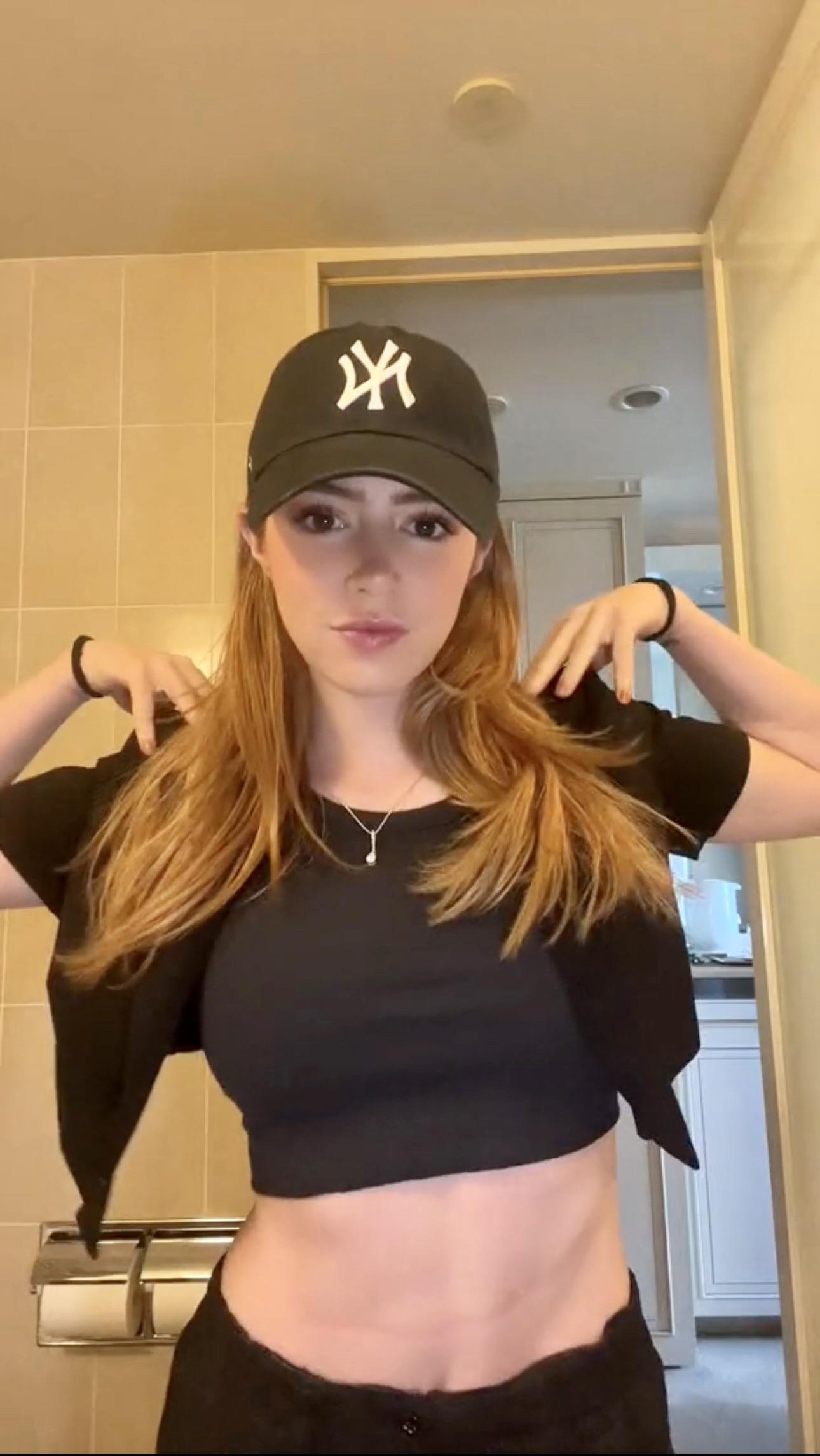 All black : chrissycostanza