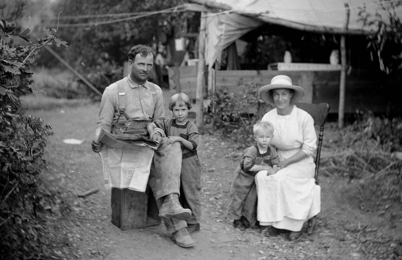 A young family in Payson, Utah c. 1919 r/TheWayWeWere