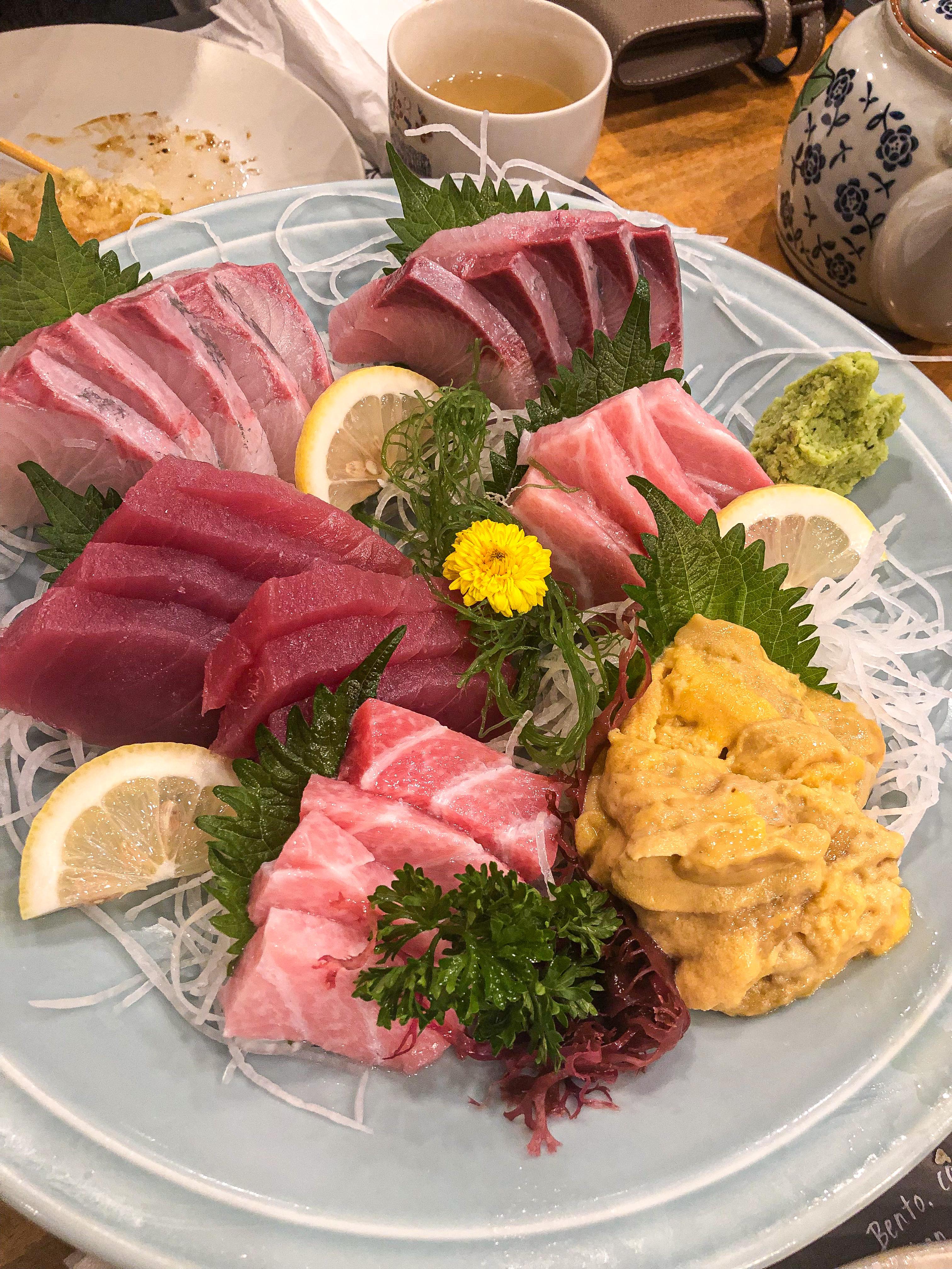 Different levels of fatty tuna, hamachi, and uni sashimi r/sushi