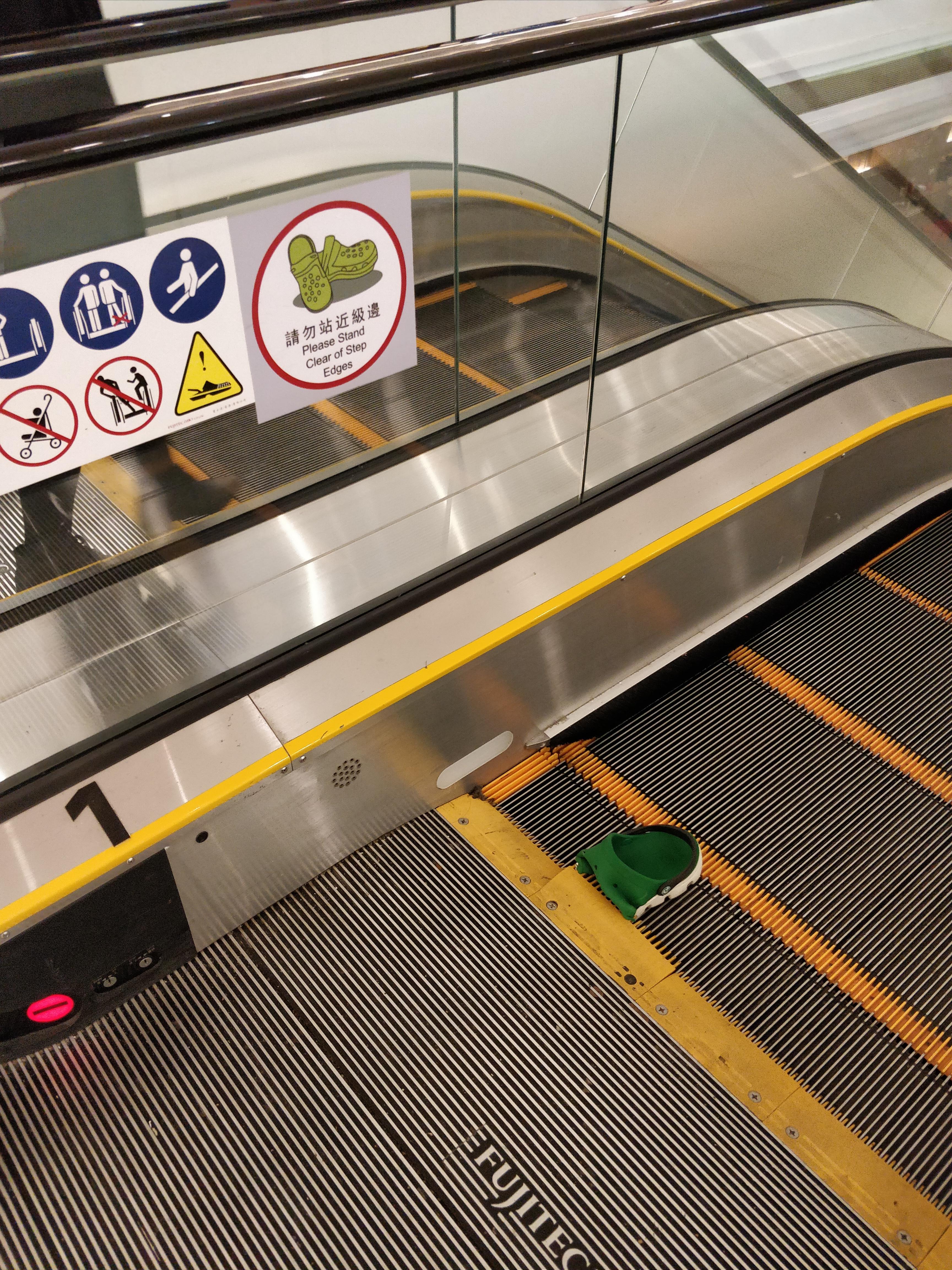 Crocs on the escalator are no joke r/WTF