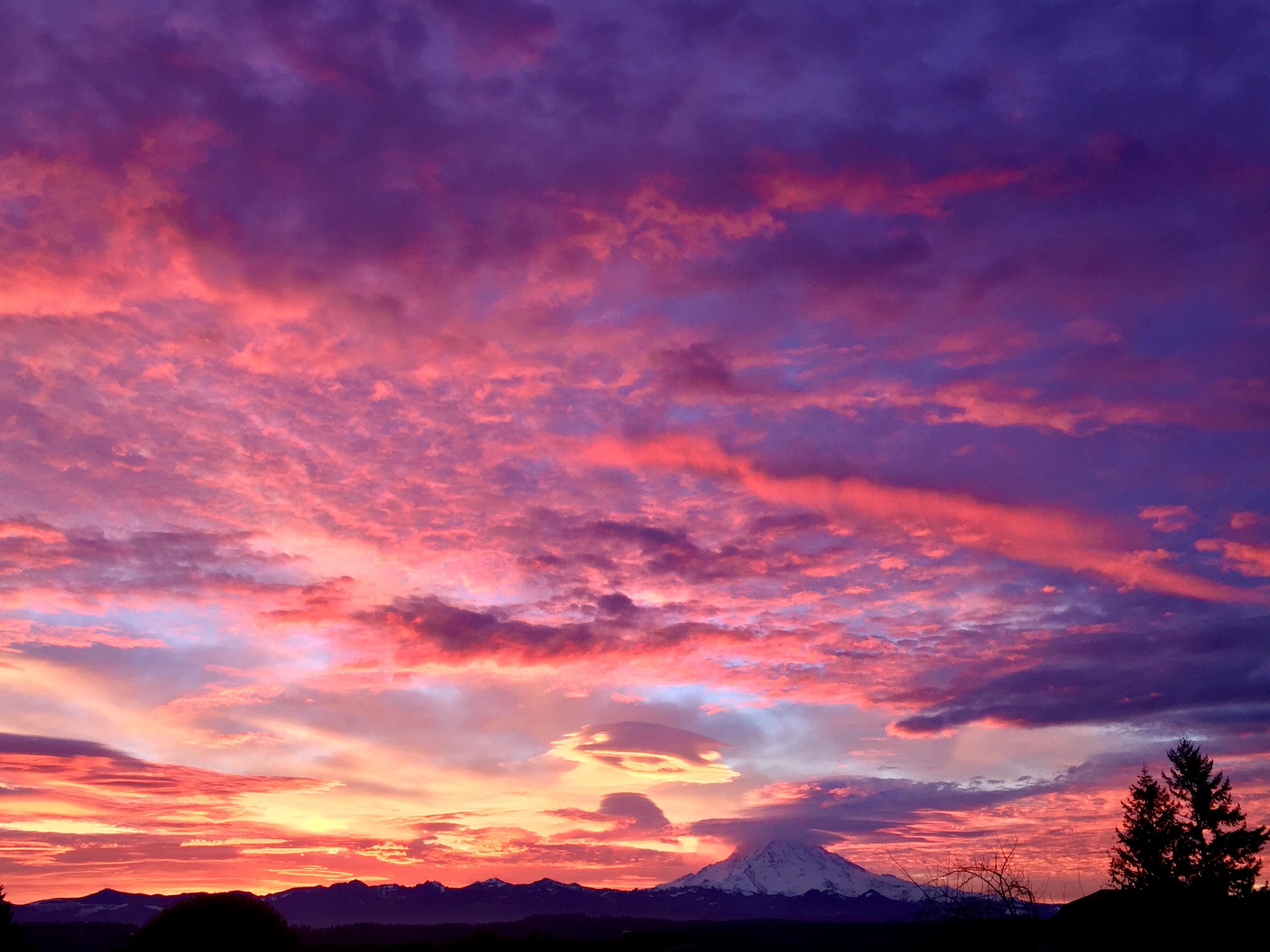 A Rainier Sunrise, Puyallup WA [OC][2848x2136] r/EarthPorn